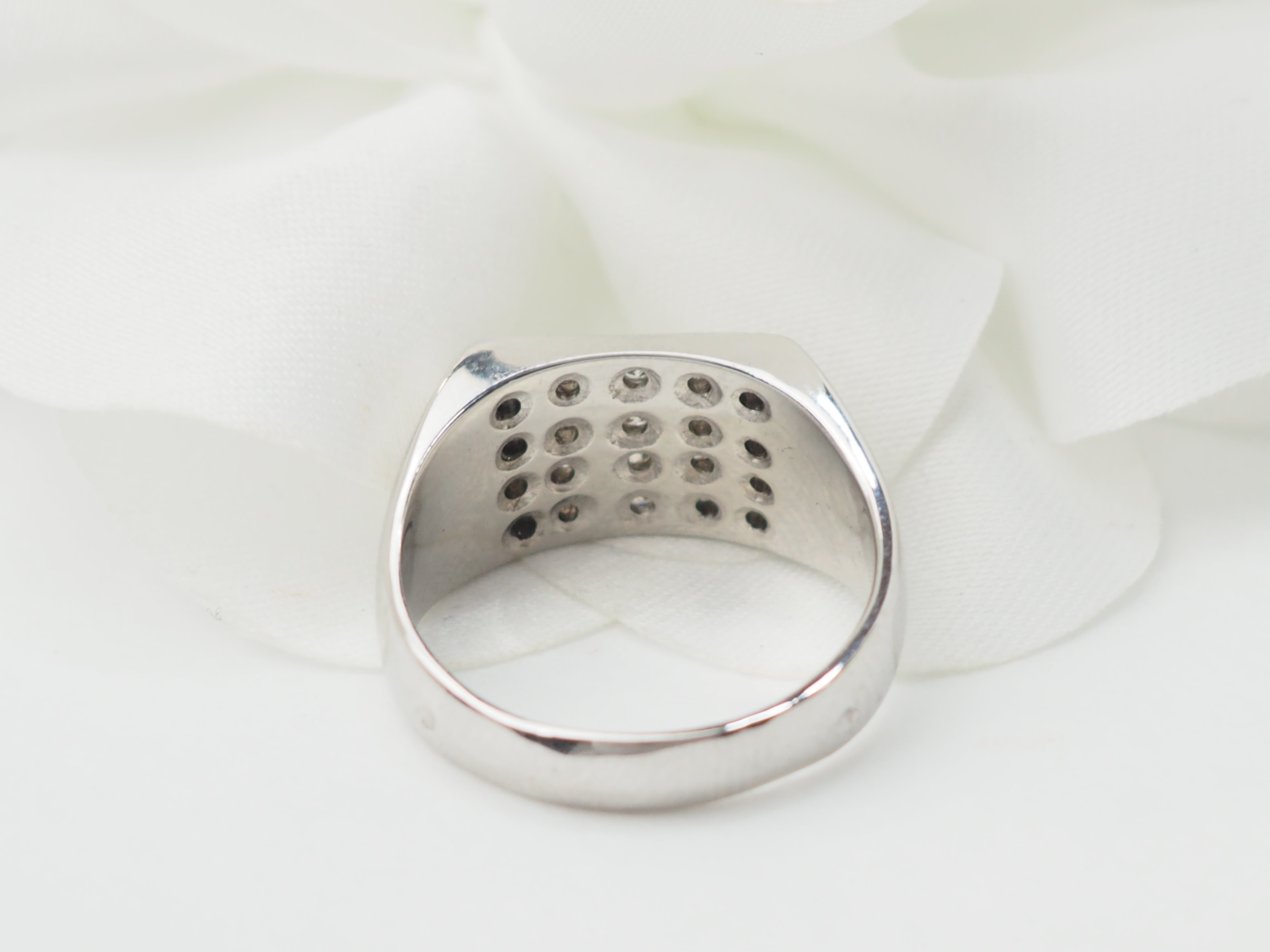 Bague chevalière en or blanc et diamants