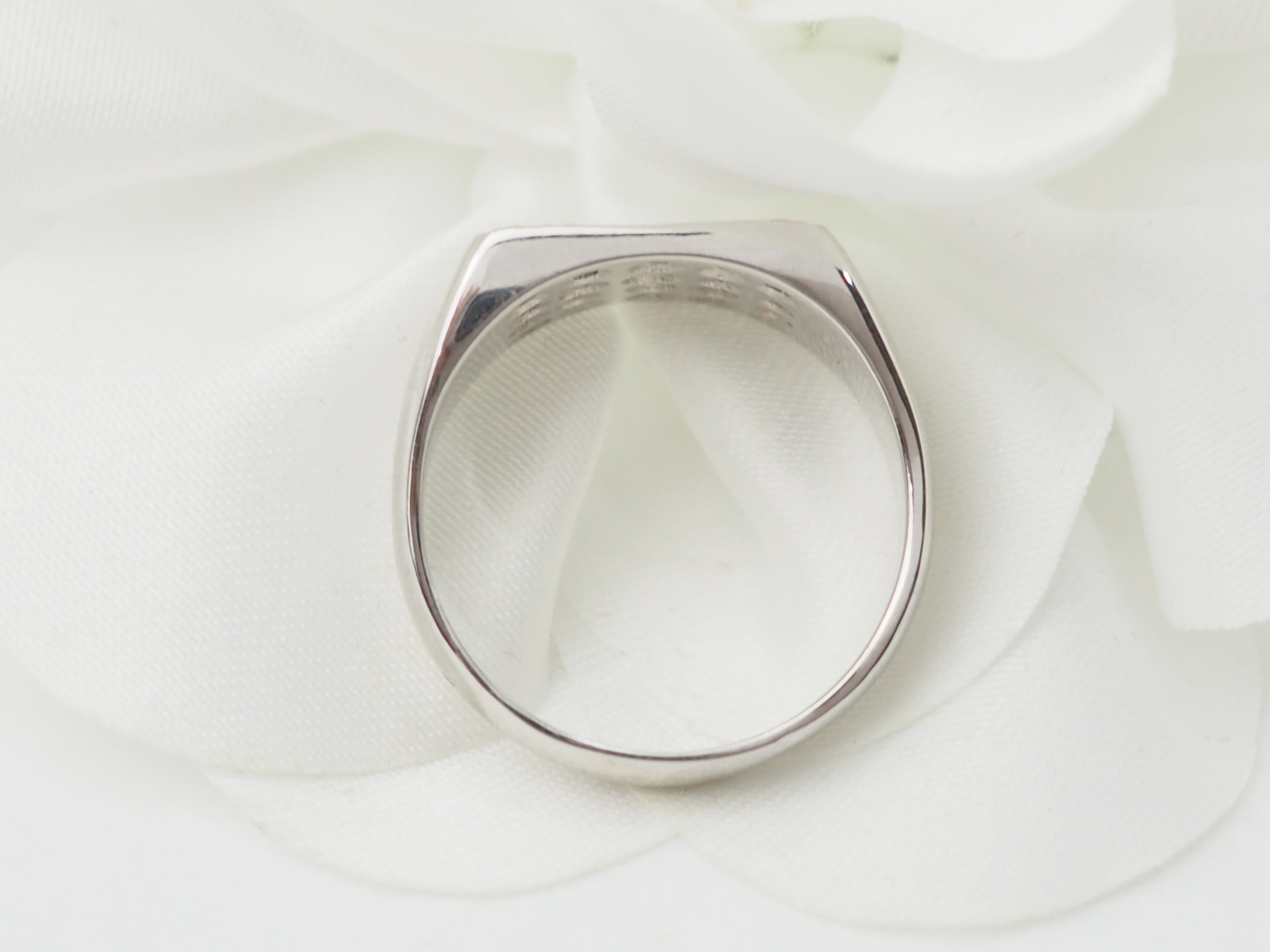 Bague chevalière en or blanc et diamants