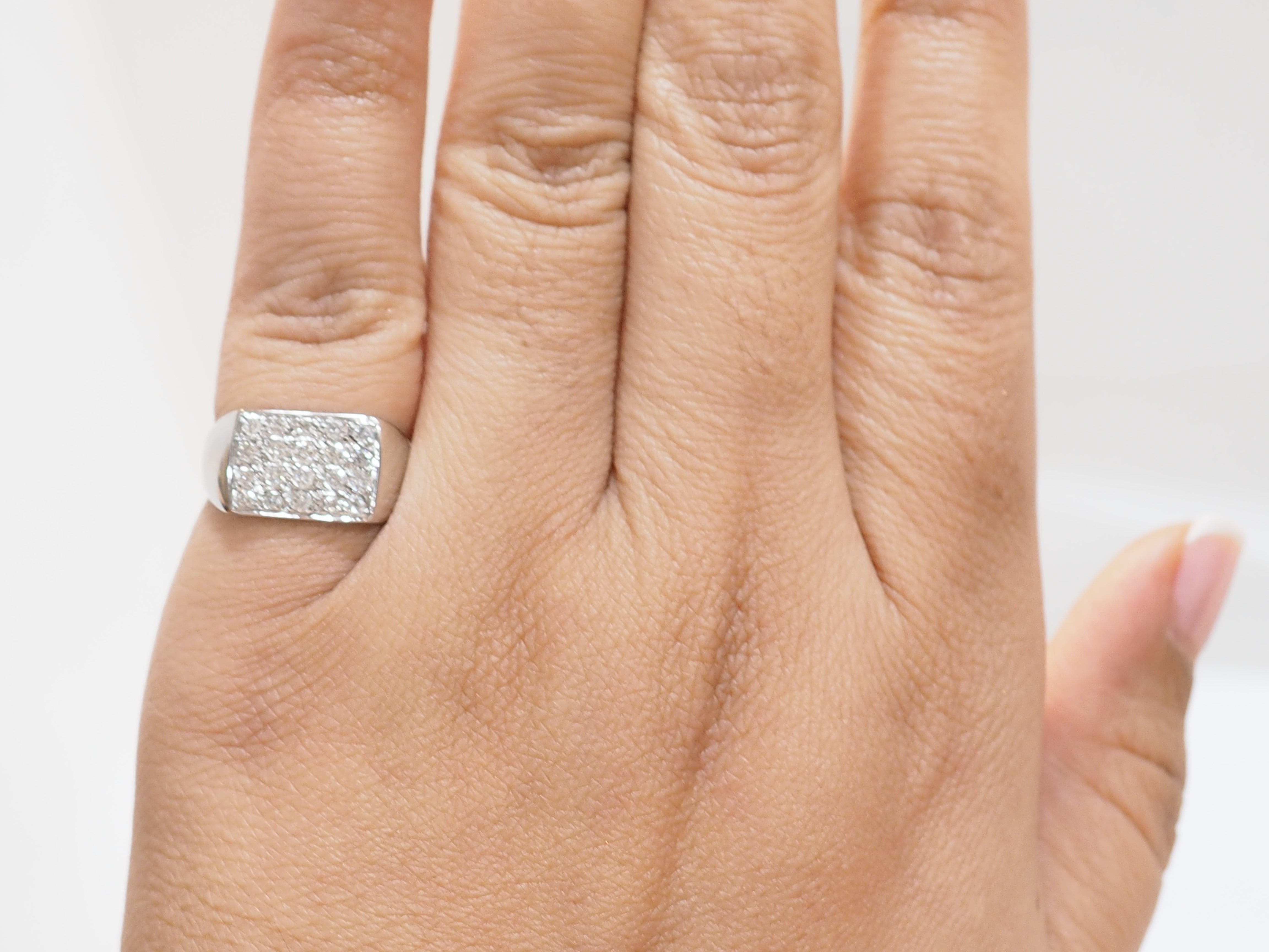 Bague chevalière en or blanc et diamants