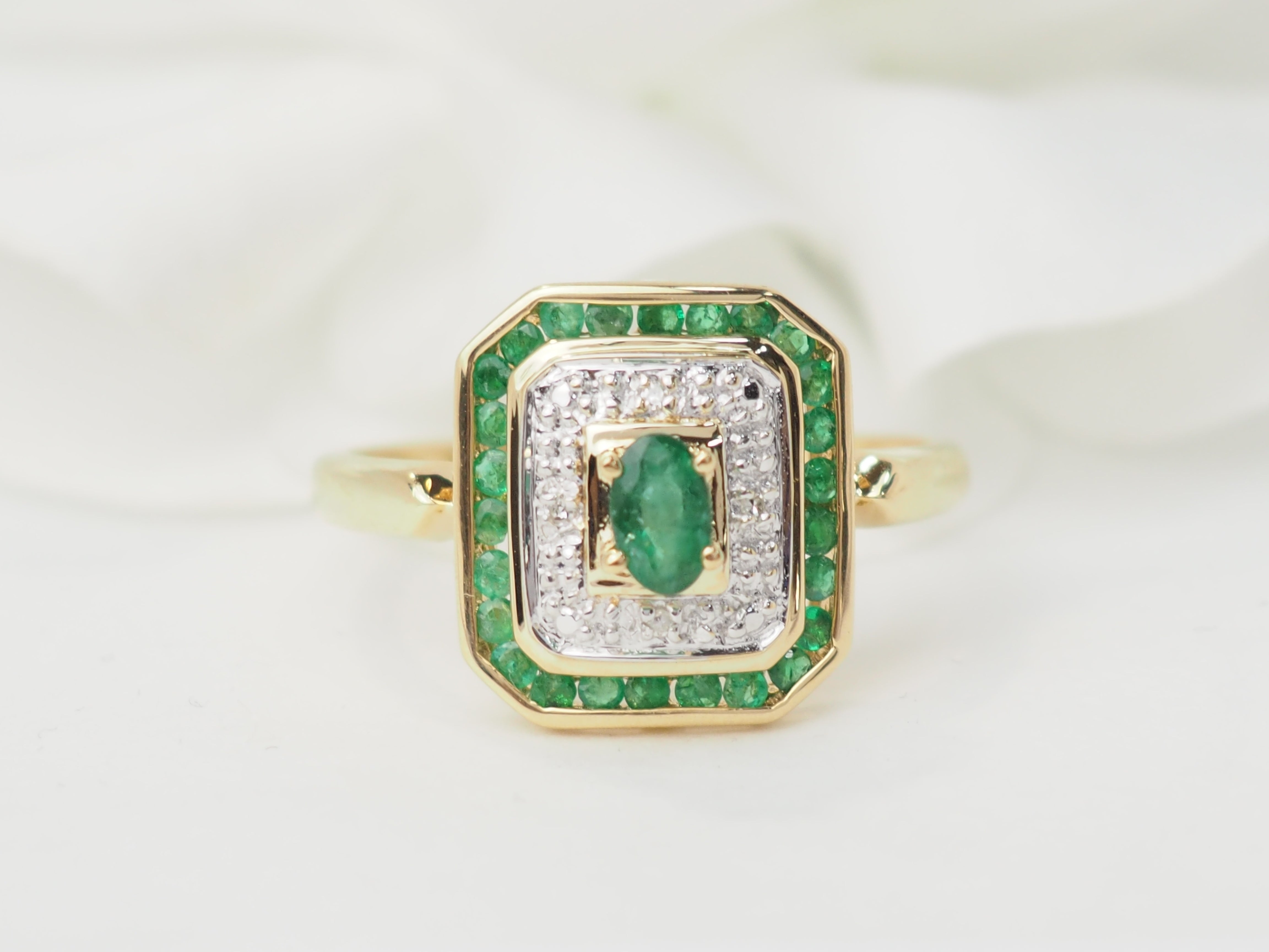 Bague en or jaune, émeraude et diamants