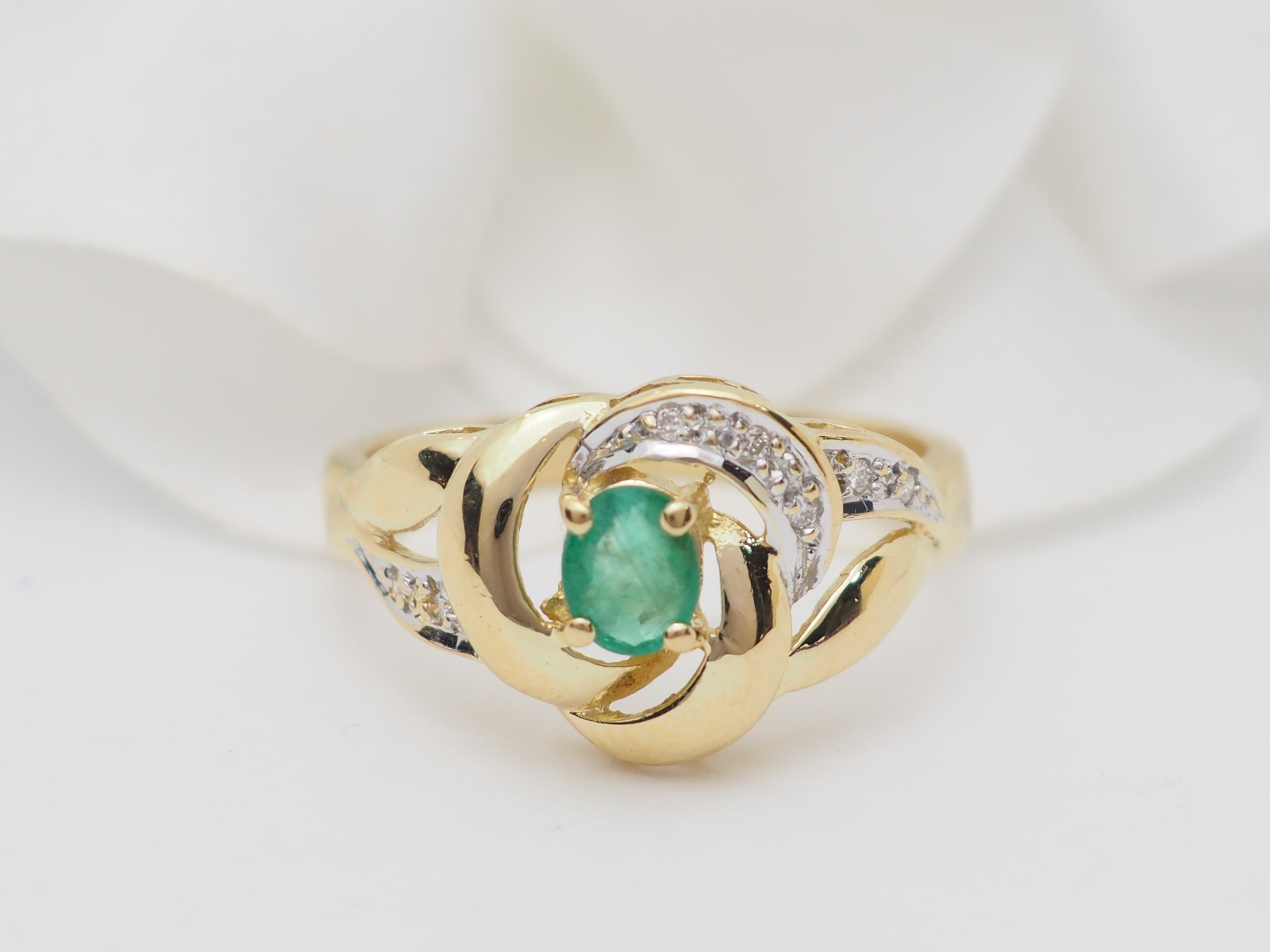 Bague vintage en or jaune, émeraude et diamants