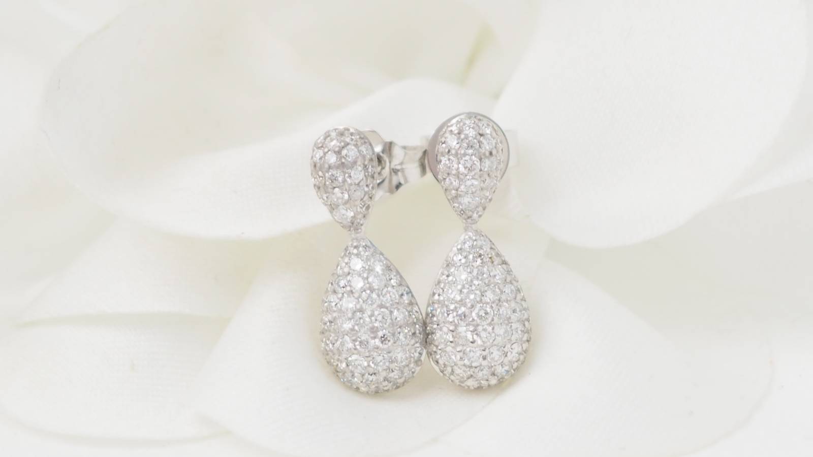 Pendants d'oreilles en or blanc et diamants