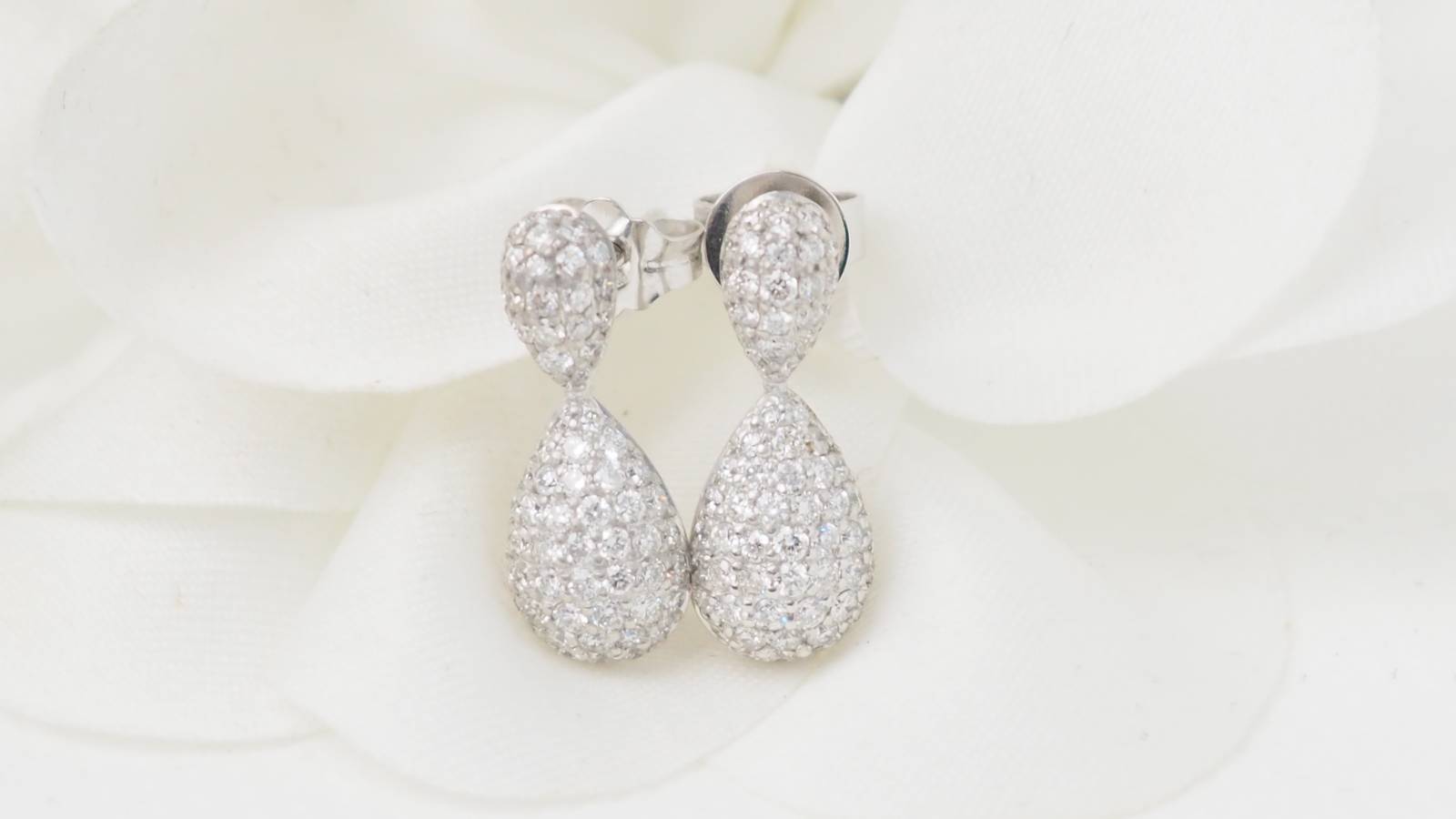 Pendants d'oreilles en or blanc et diamants