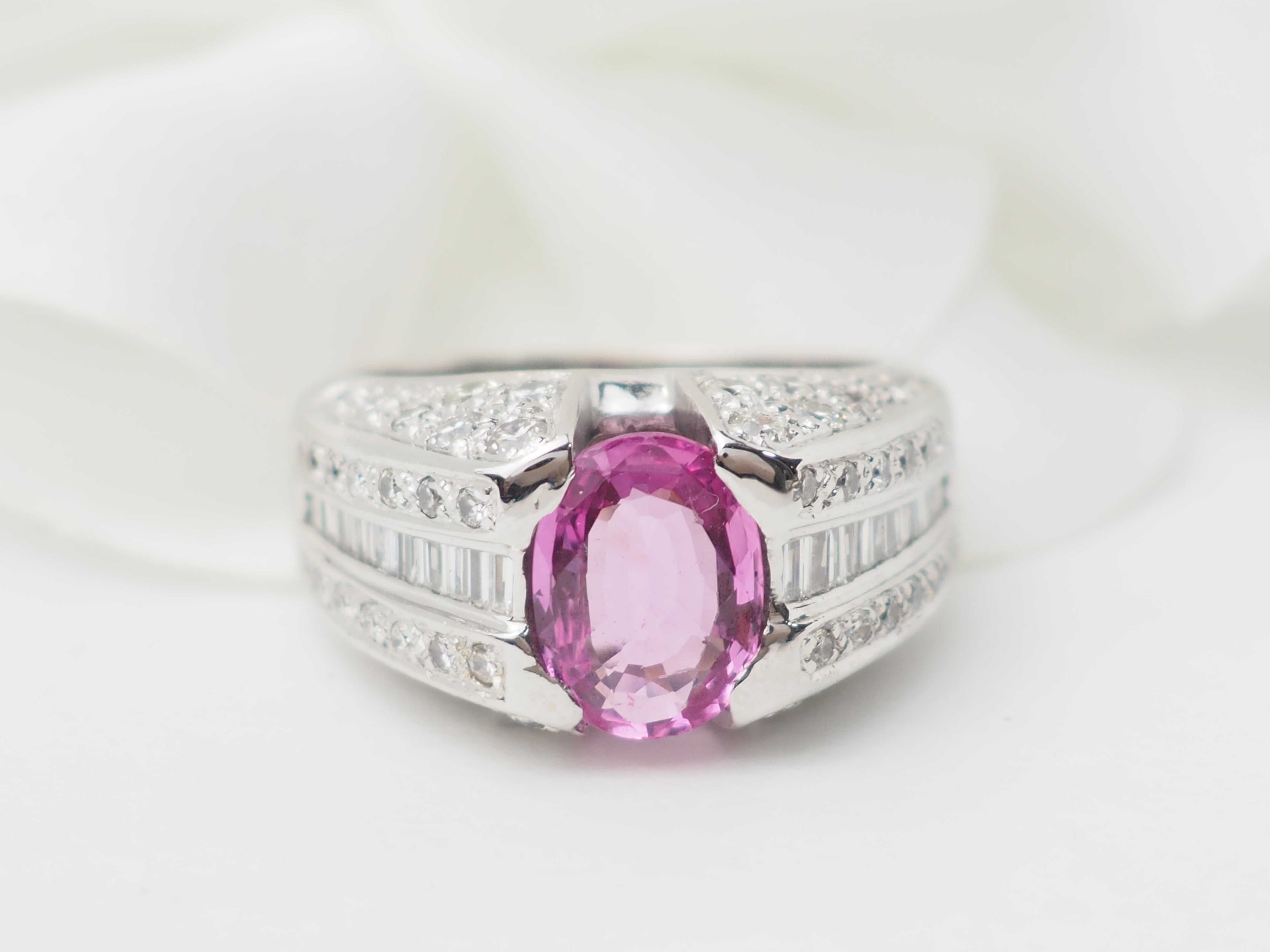 Bague jonc en or blanc, saphir rose et diamants
