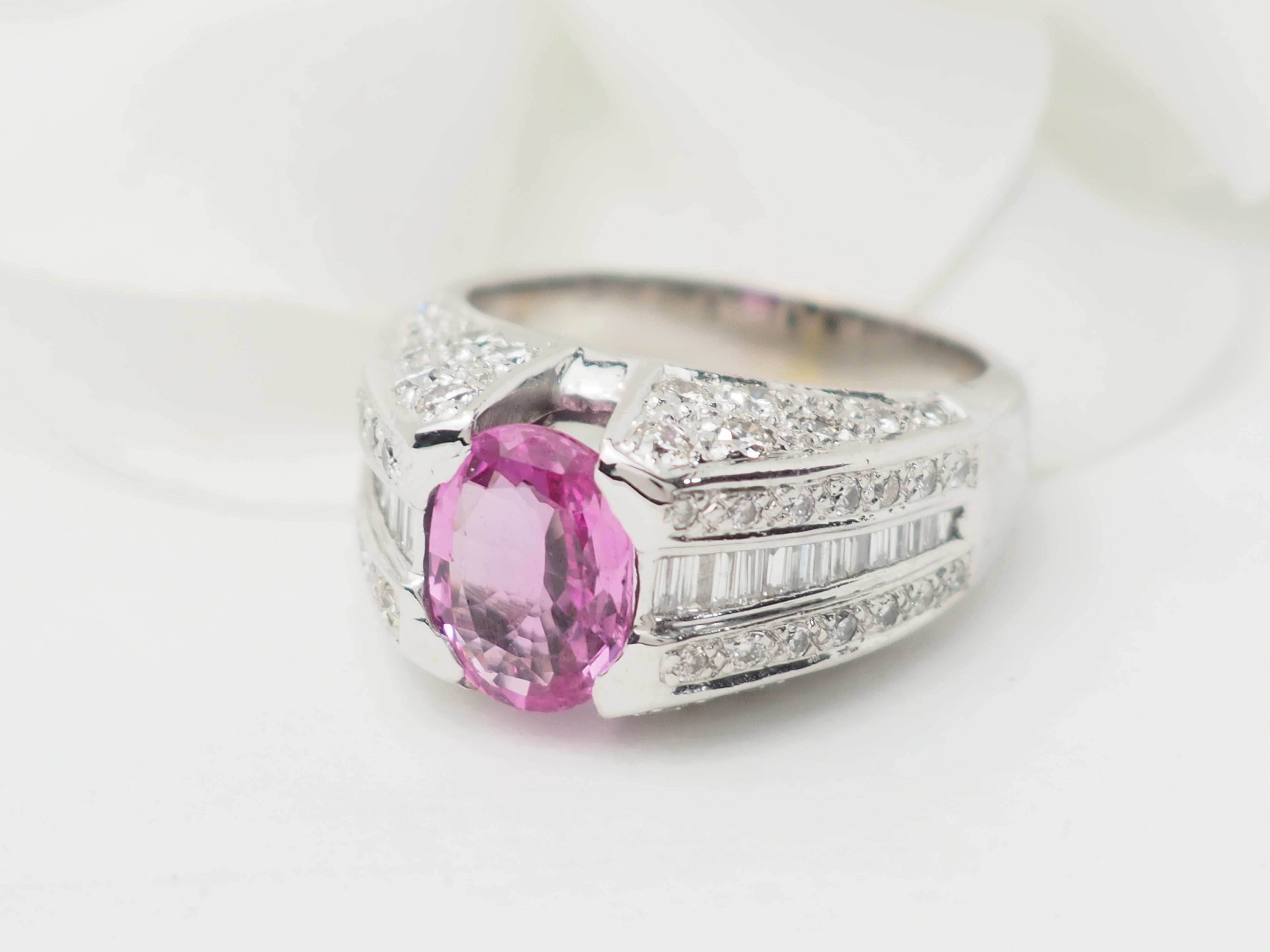 Bague jonc en or blanc, saphir rose et diamants