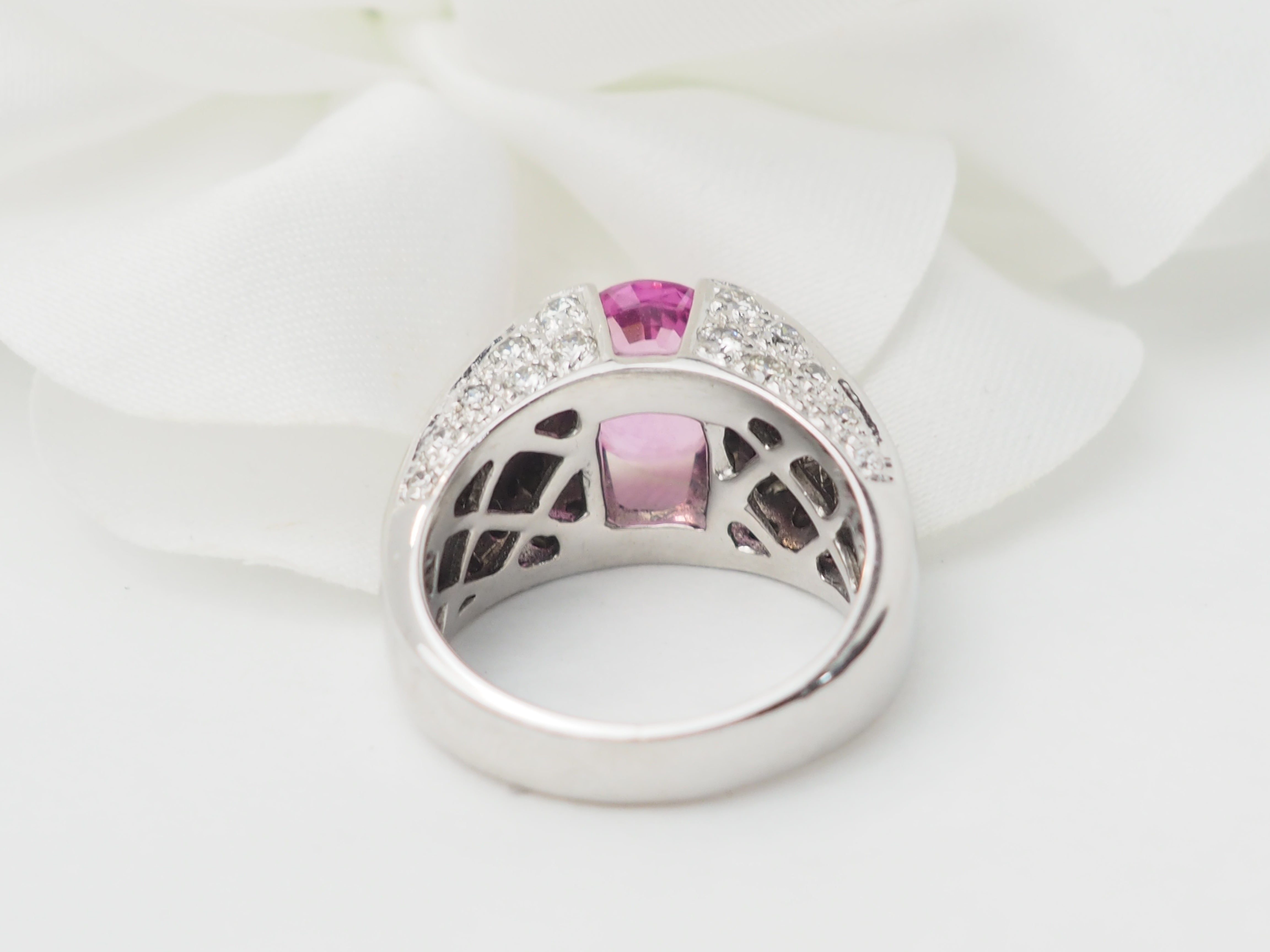 Bague jonc en or blanc, saphir rose et diamants