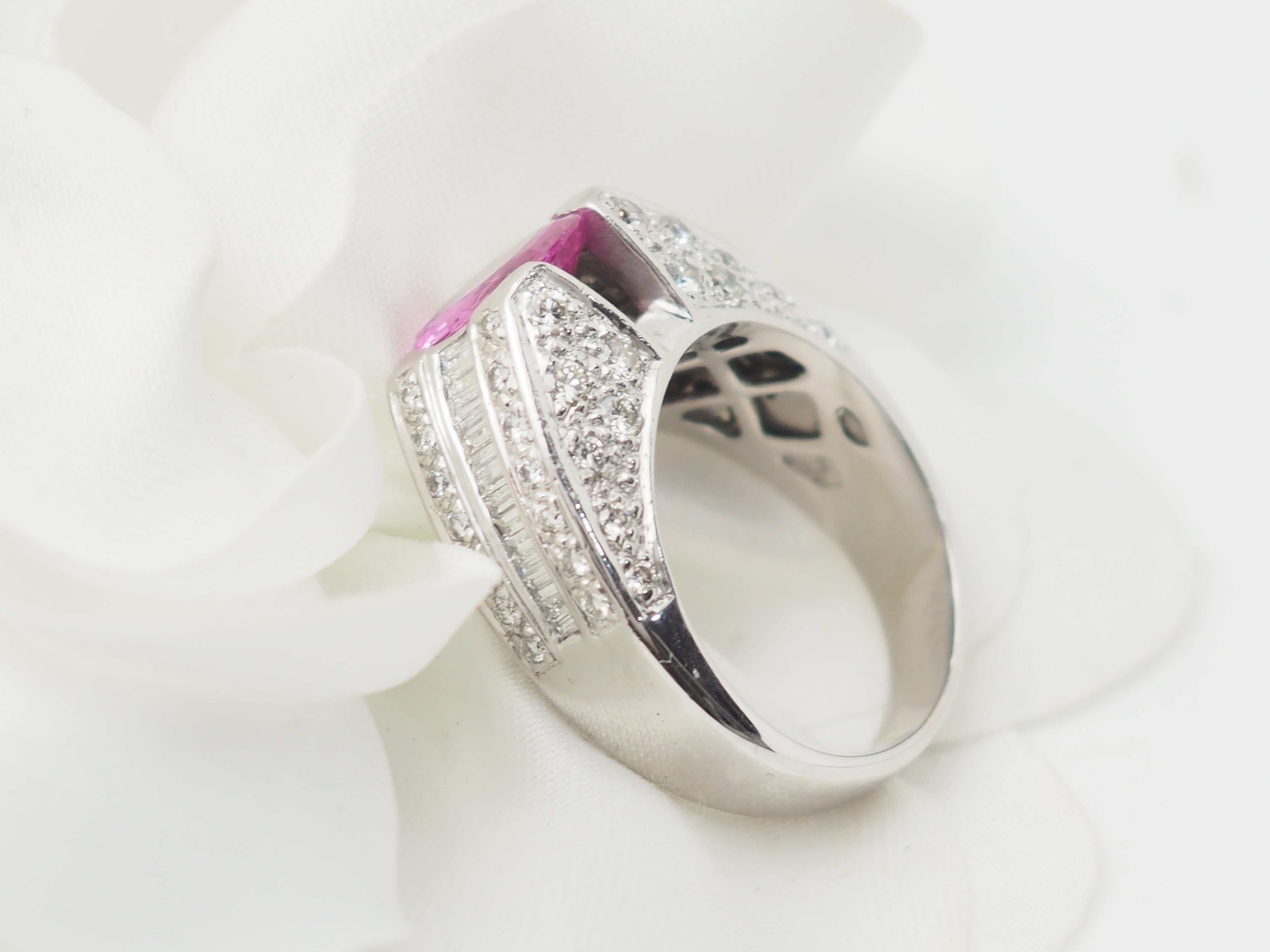 Bague jonc en or blanc, saphir rose et diamants