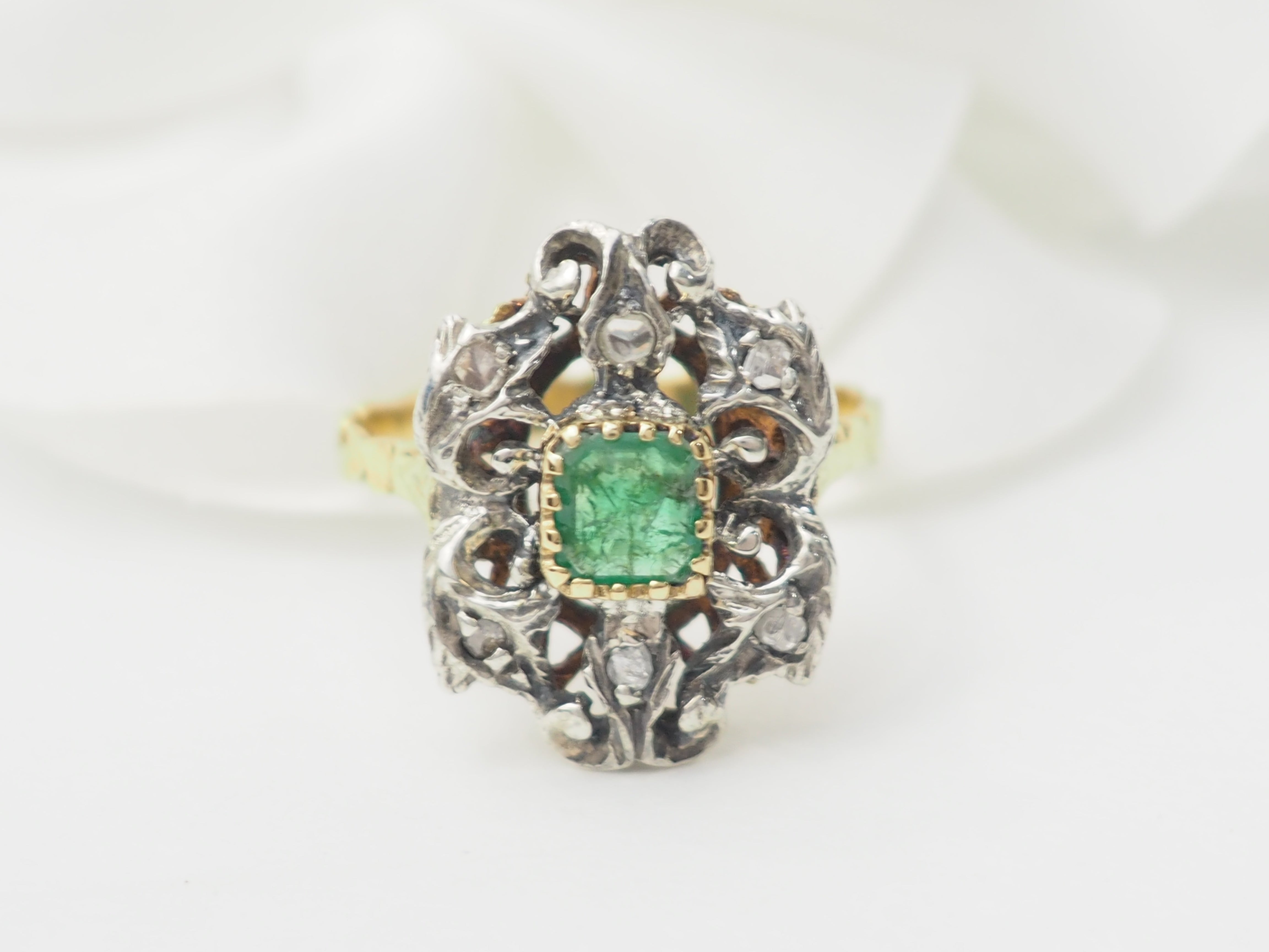 Bague ancienne en or jaune, émeraude et roses