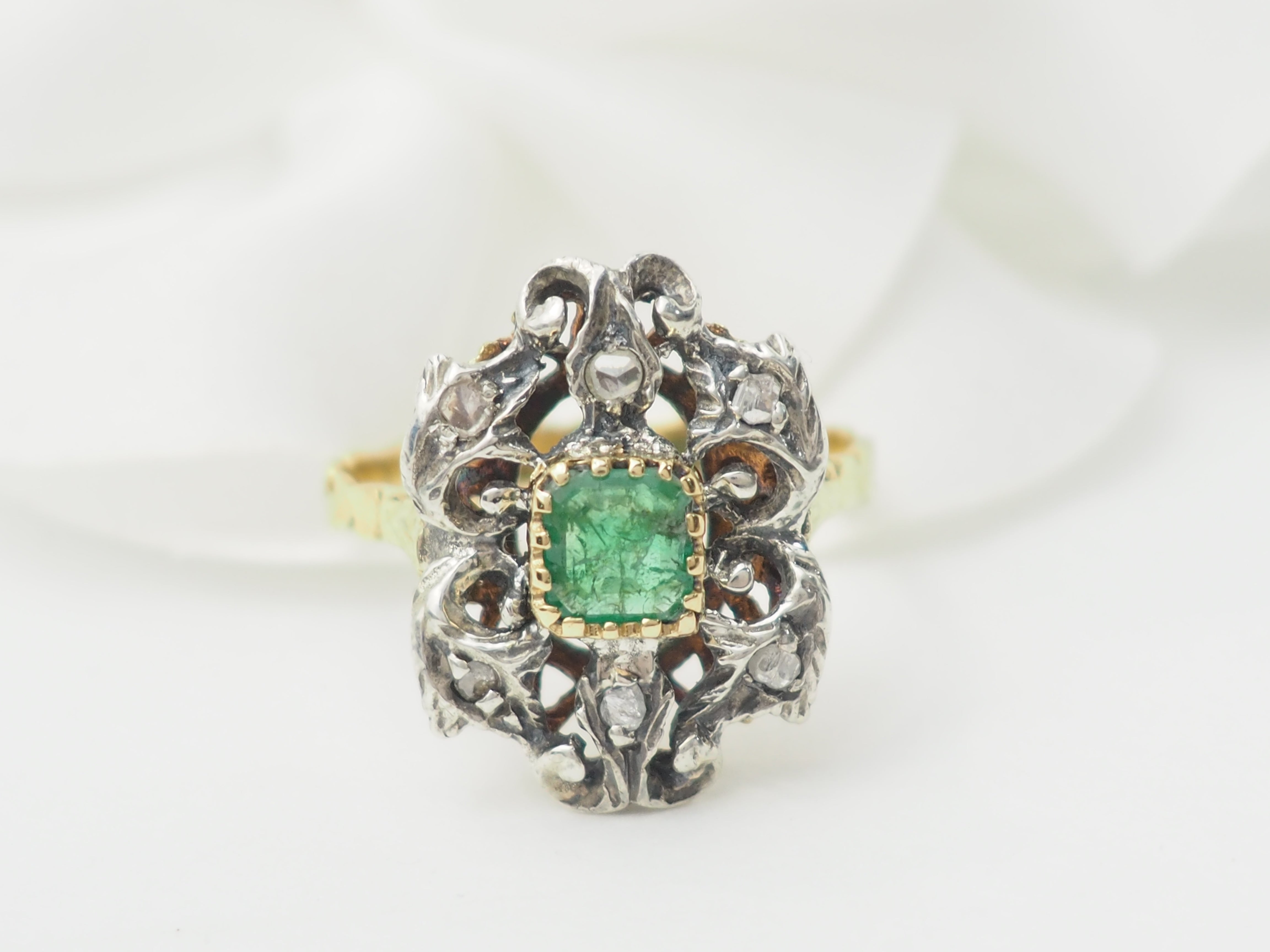 Bague ancienne en or jaune, émeraude et roses