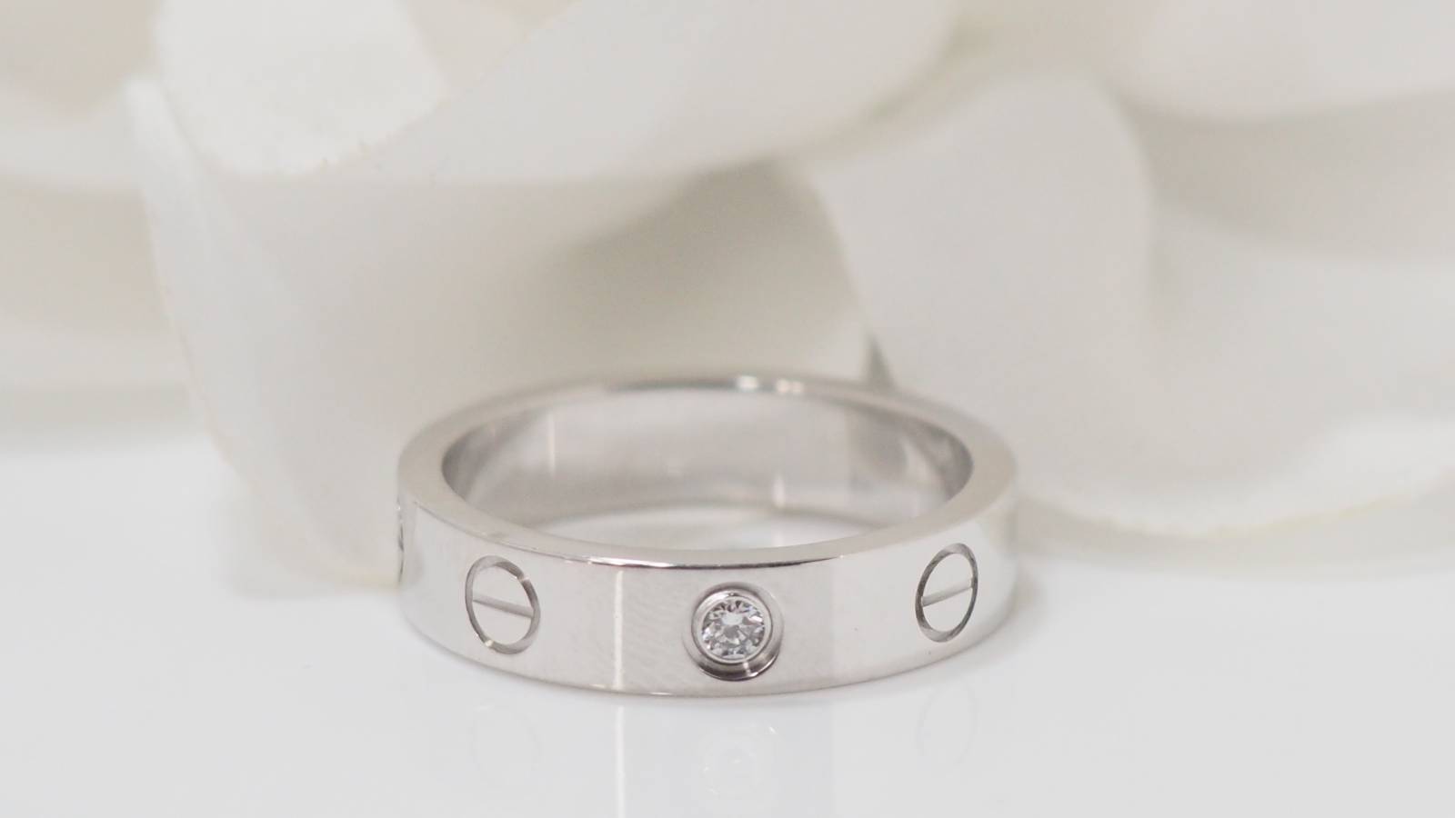 Bague Cartier Love or gris un diamant