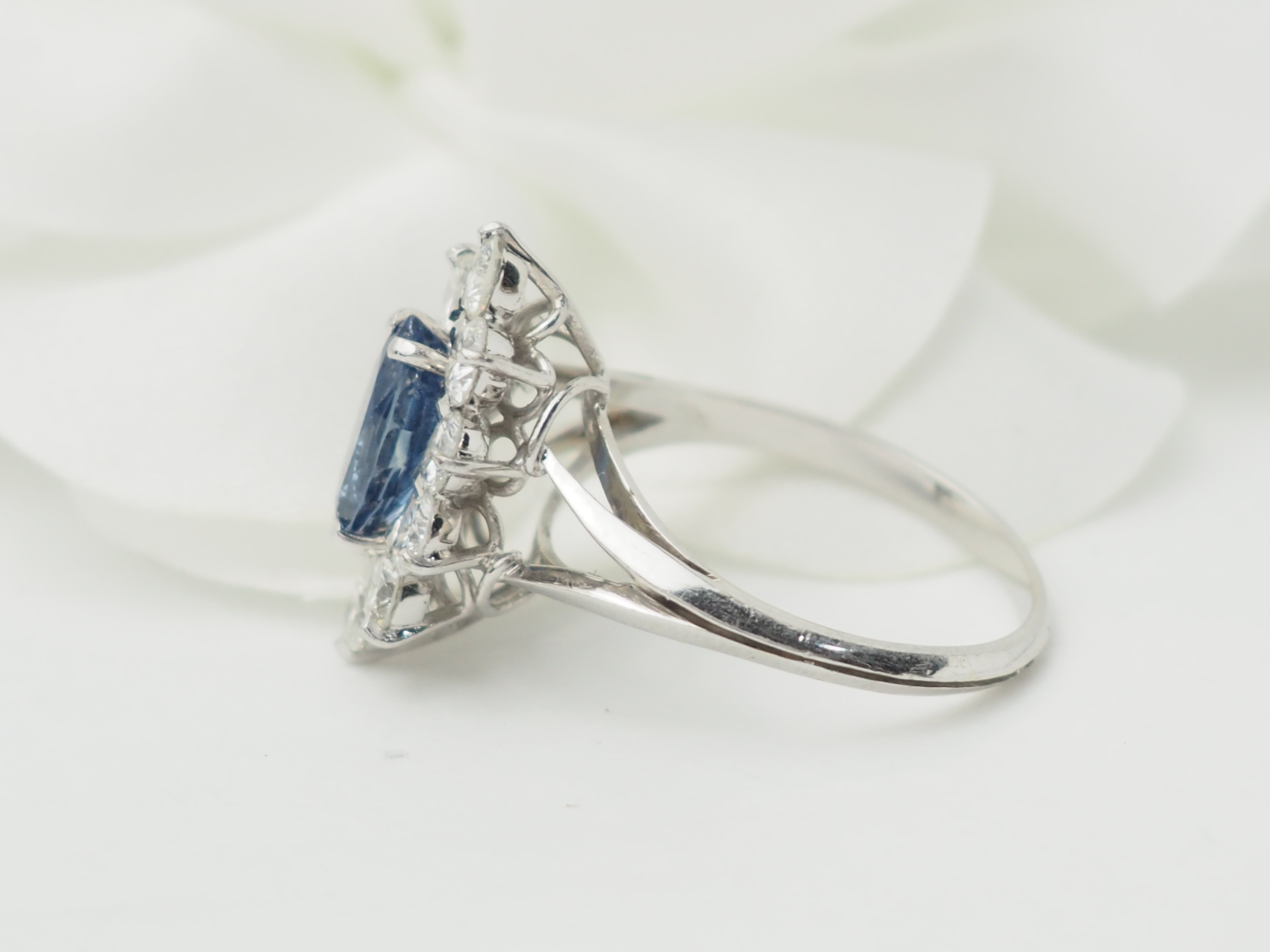 Bague marquise en or blanc, saphir et diamants