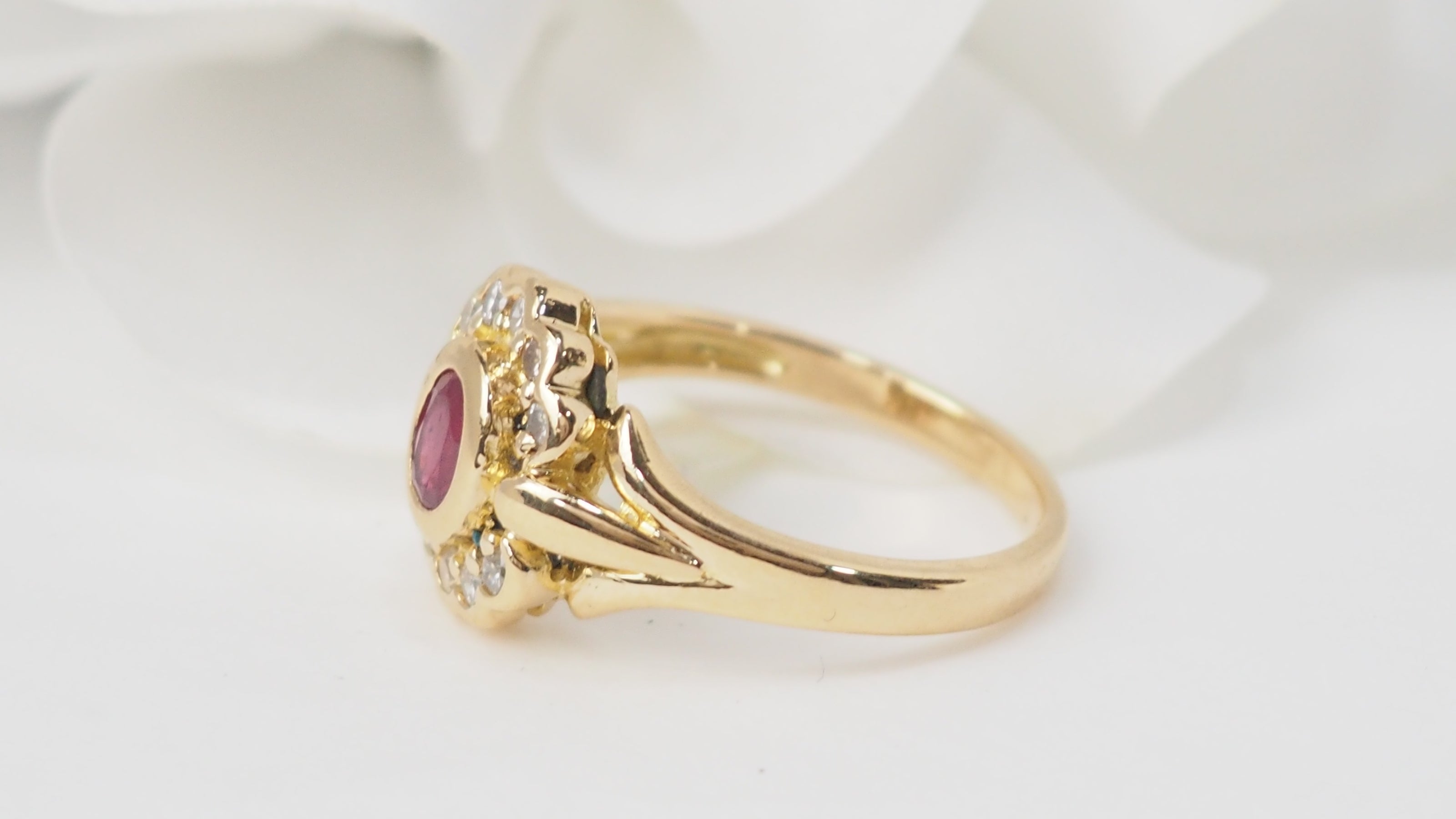 Bague marguerite en or jaune, rubis et diamants