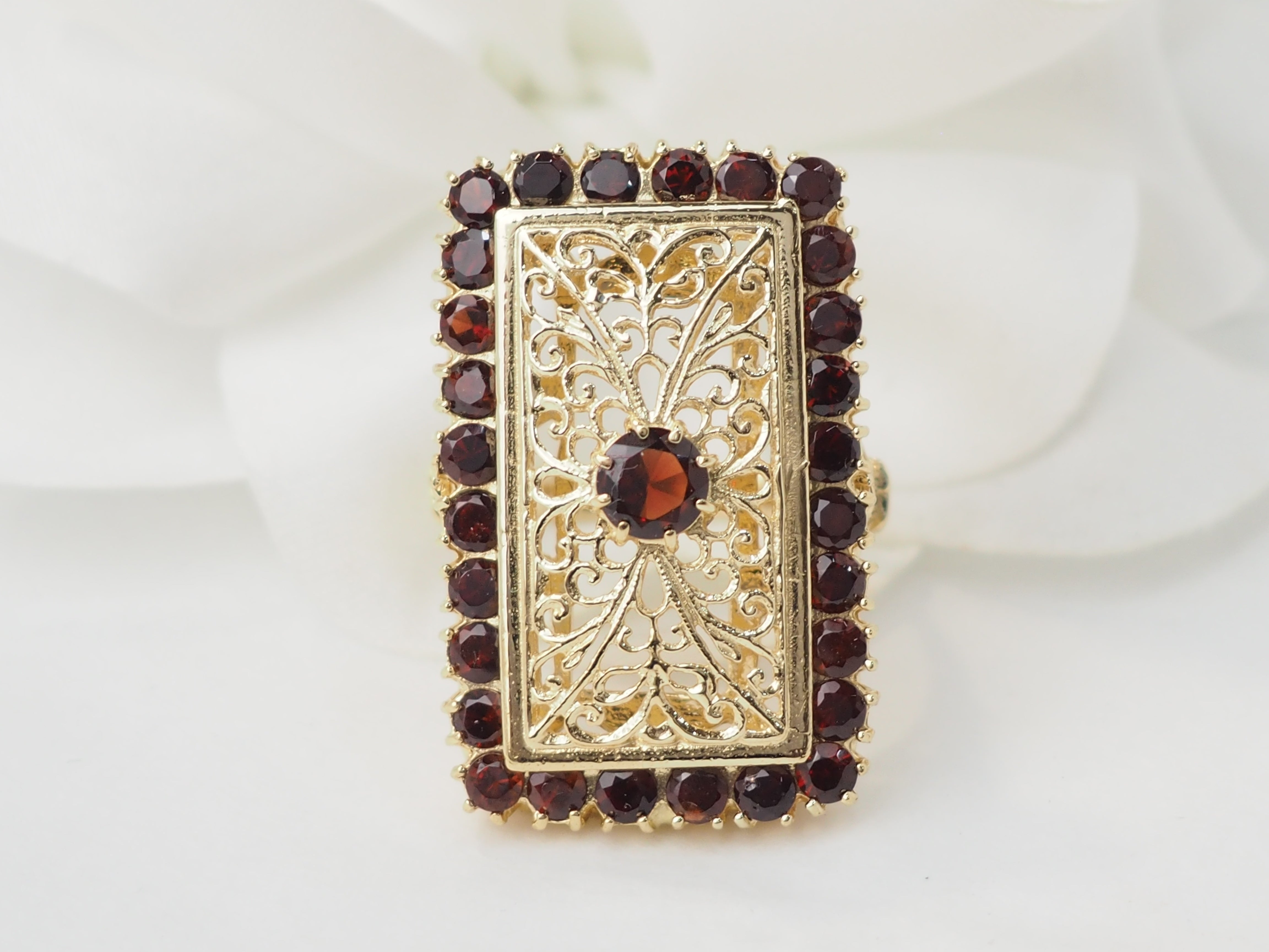 Bague vintage en or jaune et grenats