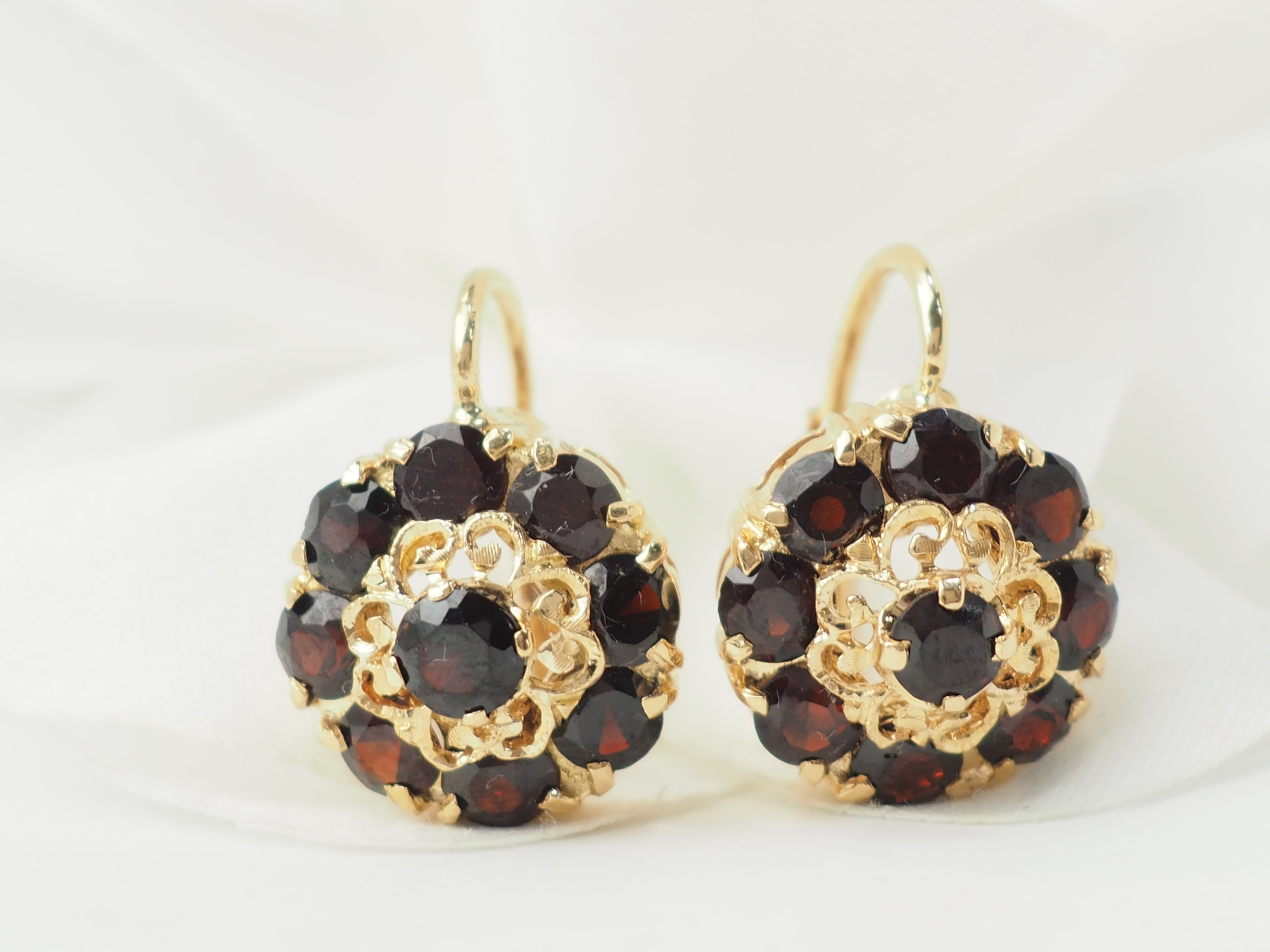 Boucles d'oreilles dormeuses en or jaune et grenat