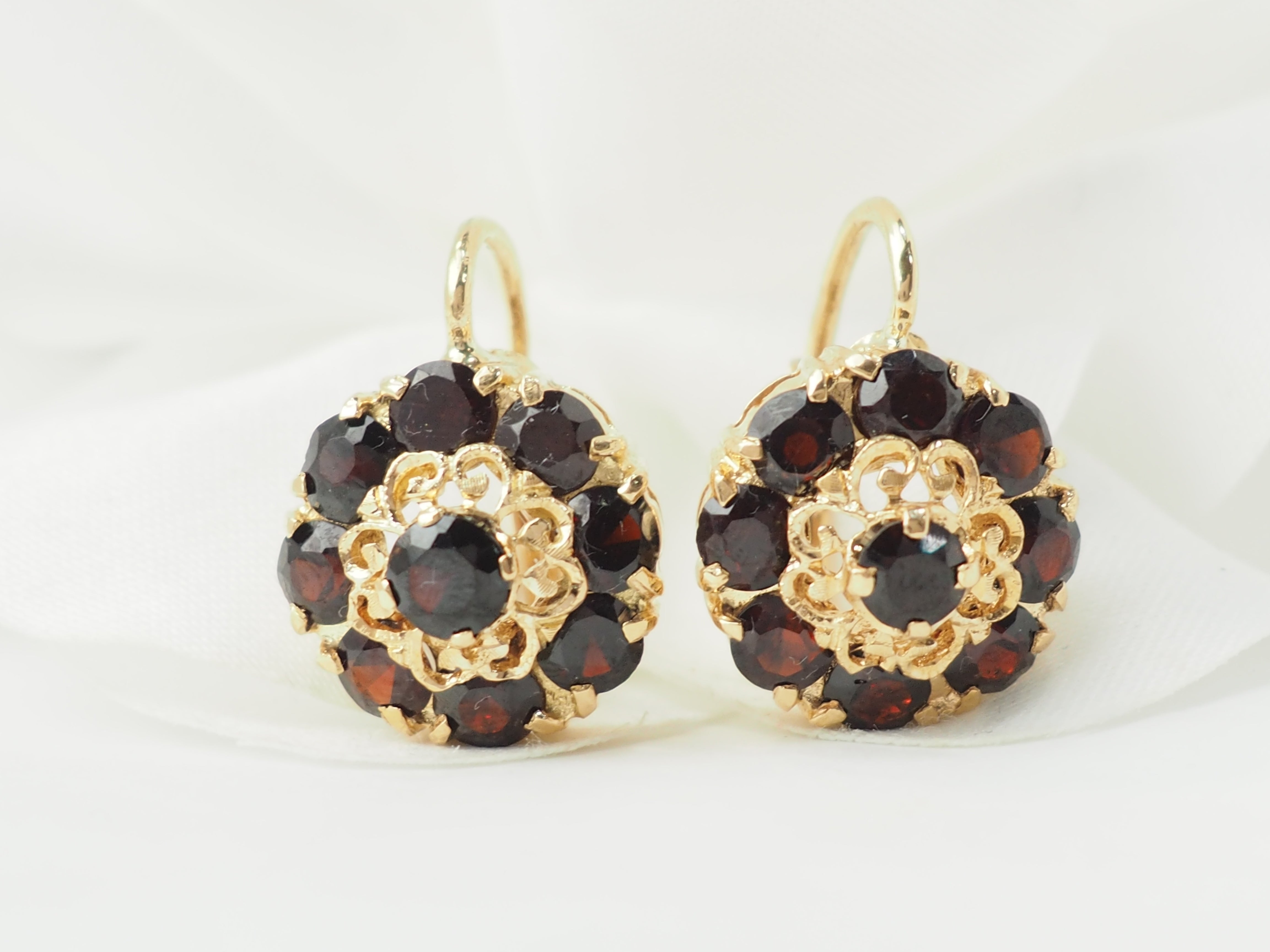 Boucles d'oreilles dormeuses en or jaune et grenat