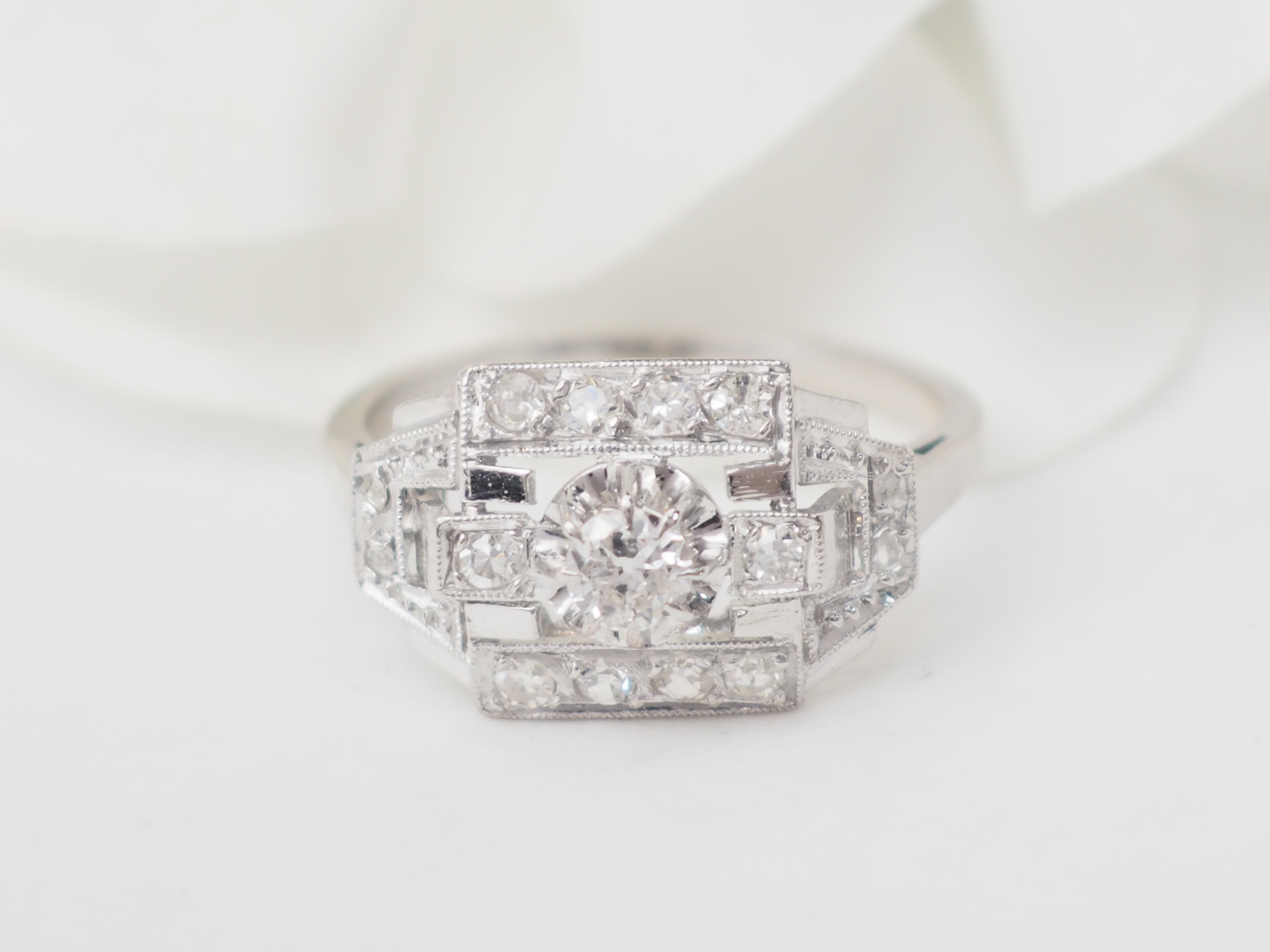 Bague Art Déco en platine et diamants