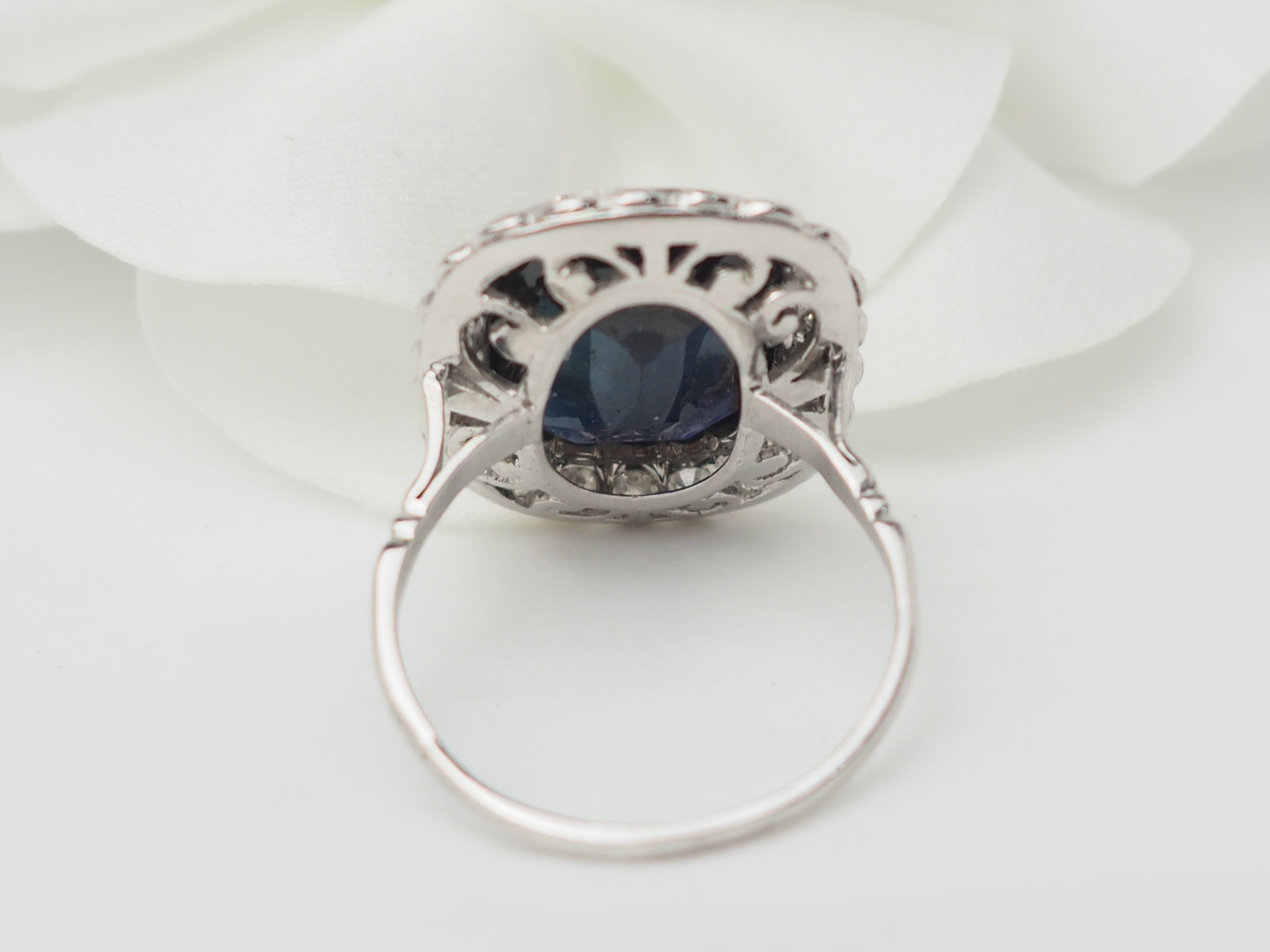 Bague Pompadour en or blanc, saphir et diamants