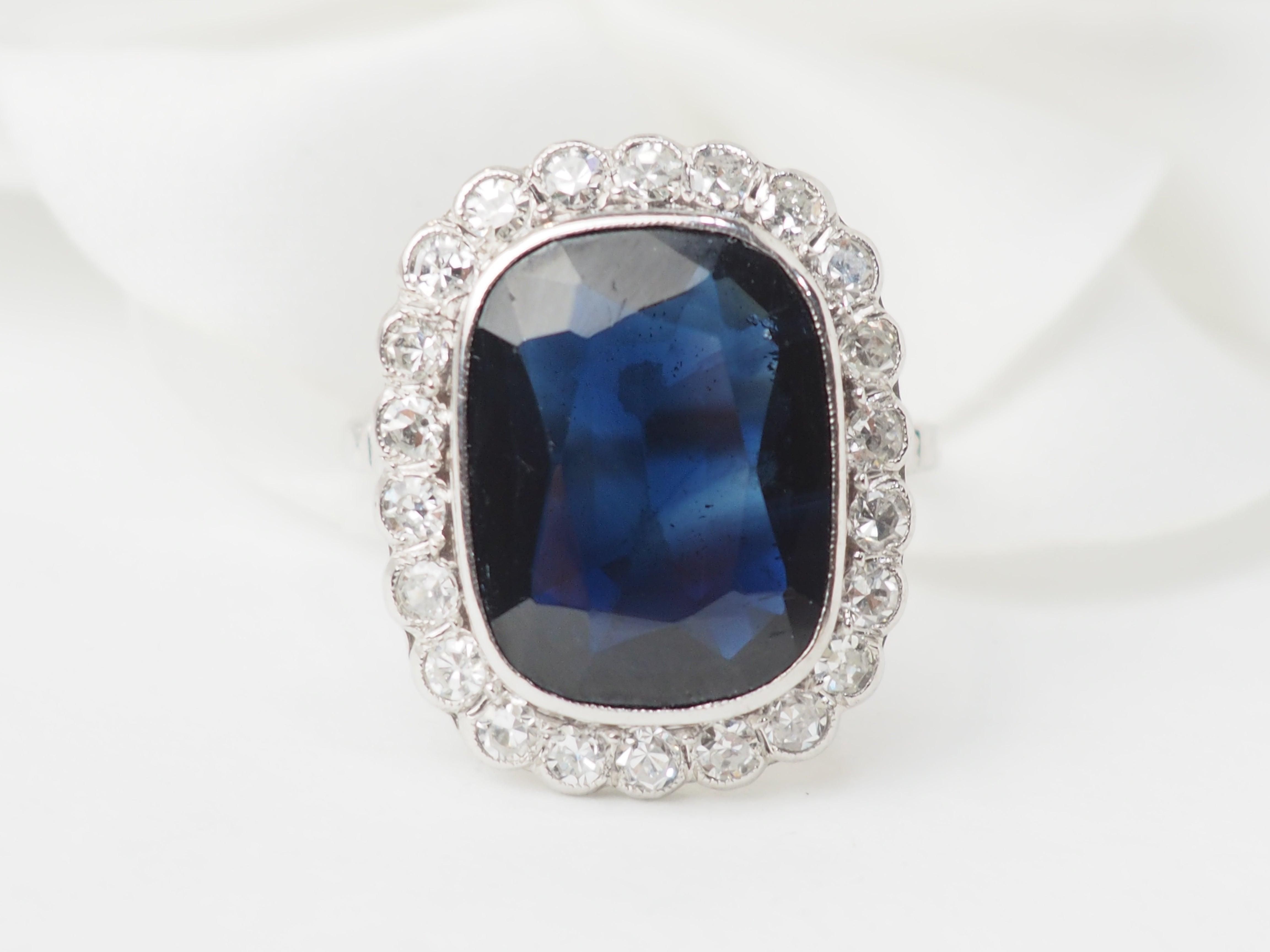 Bague Pompadour en or blanc, saphir et diamants