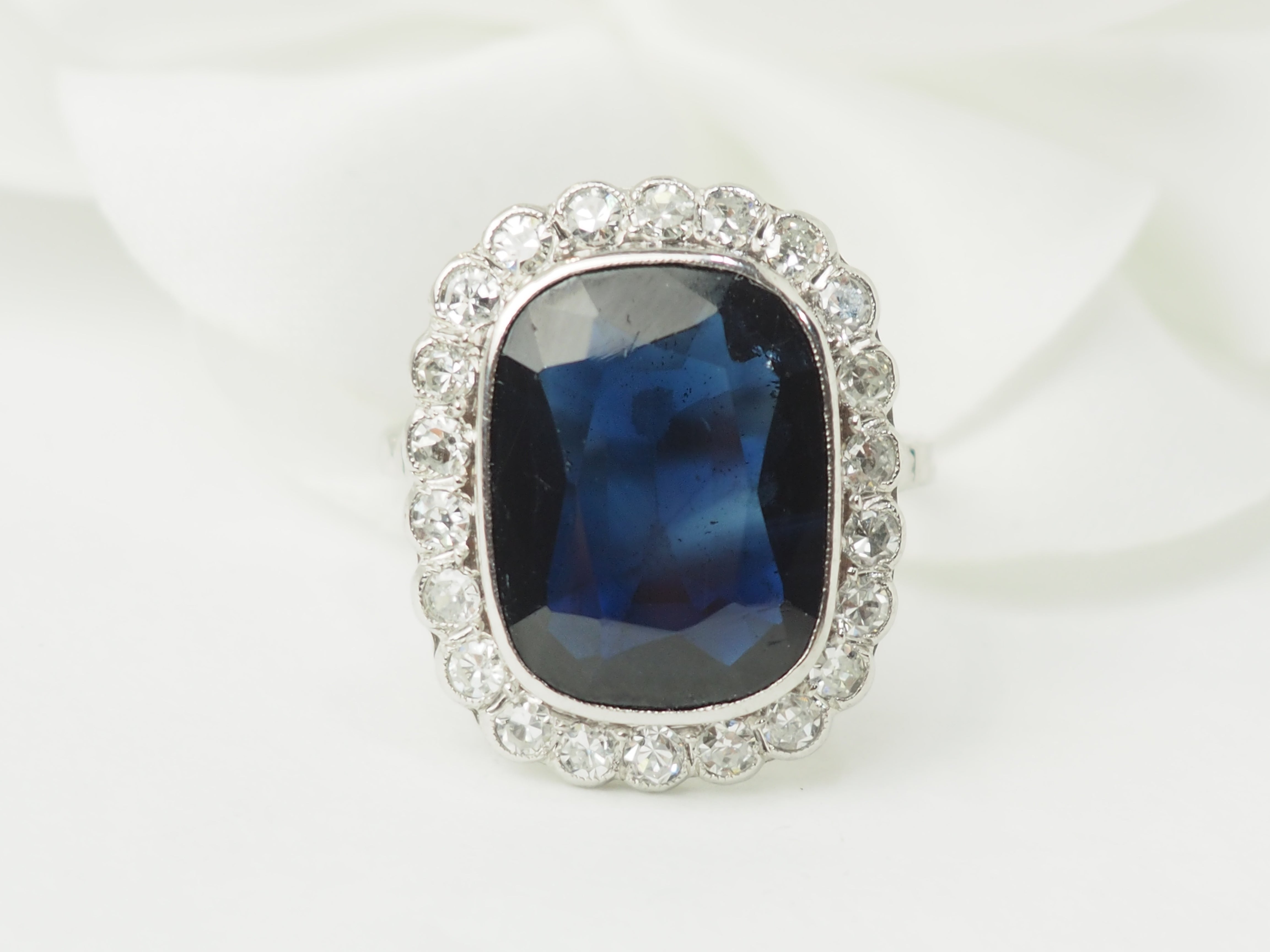 Bague Pompadour en or blanc, saphir et diamants