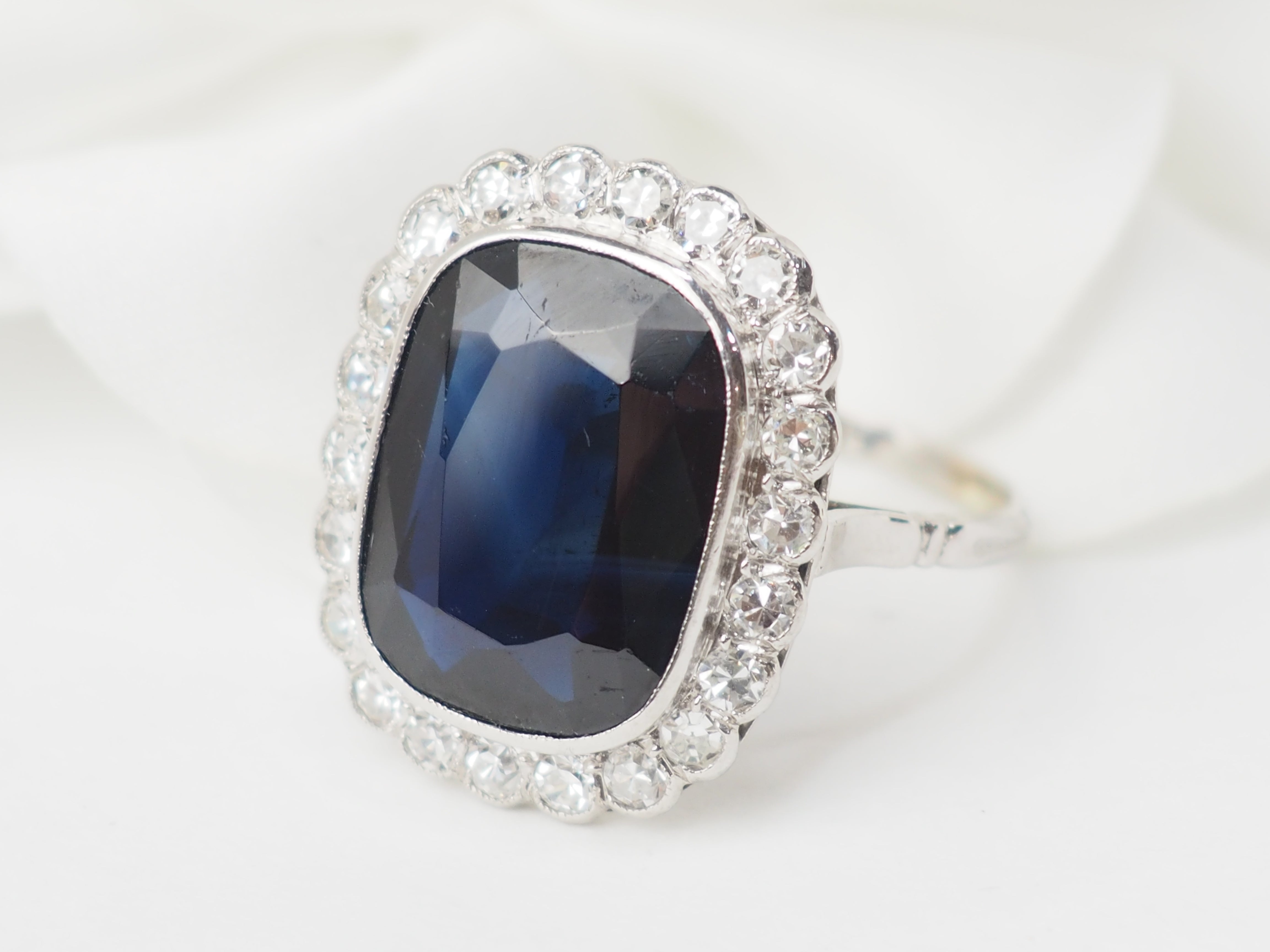 Bague Pompadour en or blanc, saphir et diamants