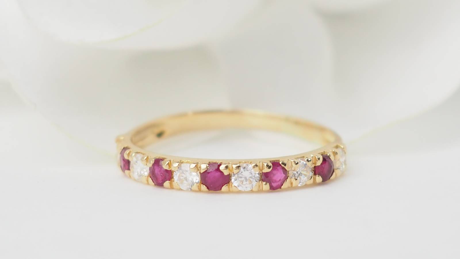 Demi alliance en or jaune, rubis et diamants