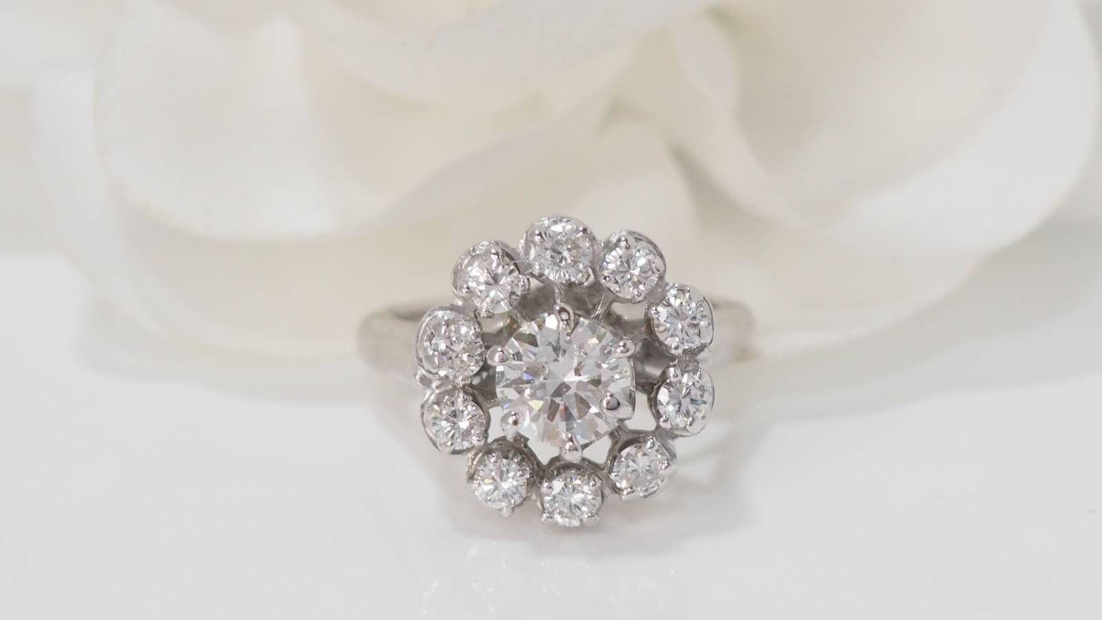 Bague marguerite en or blanc et diamants