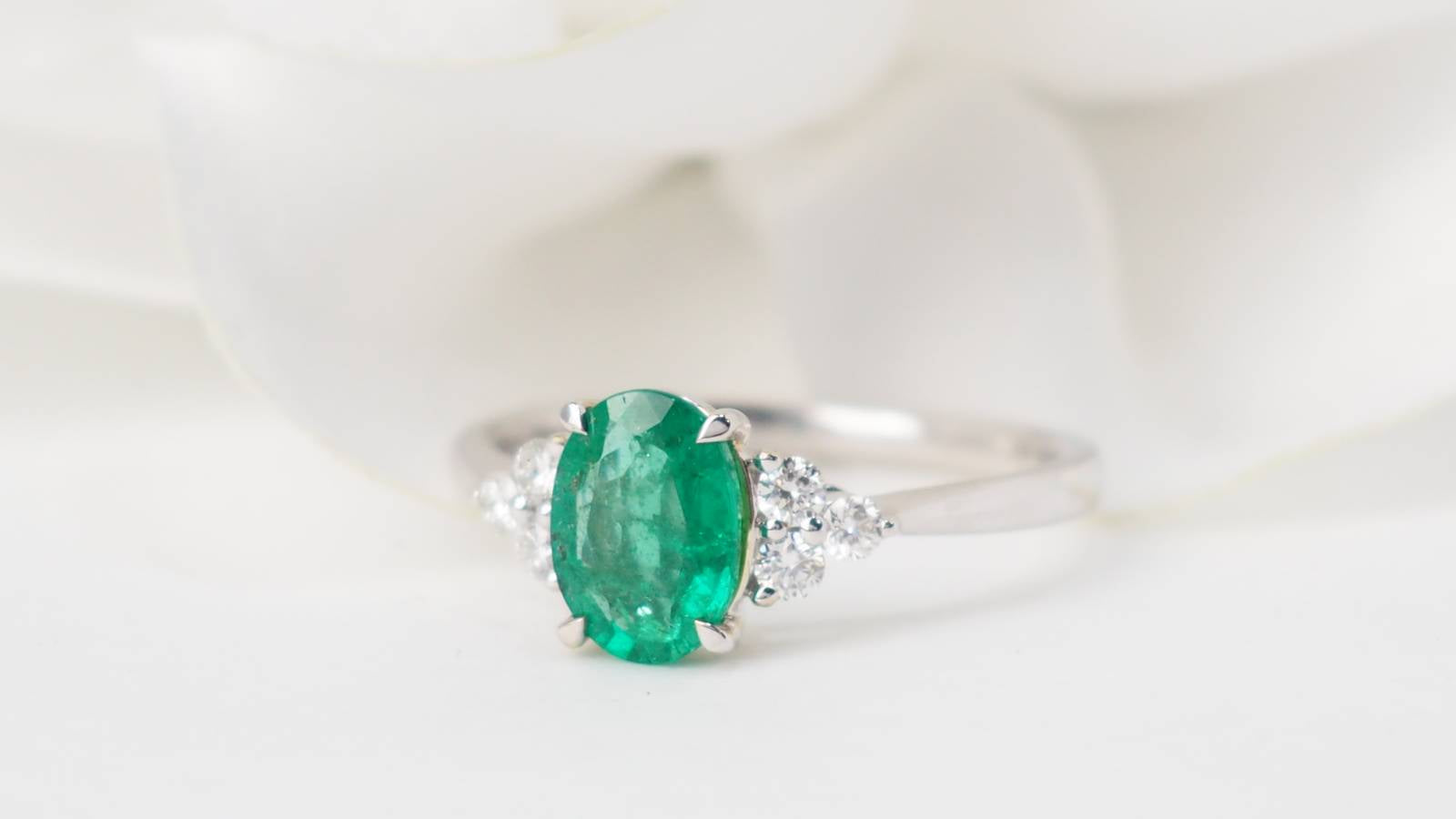 Bague en or blanc, émeraude ovale et diamants