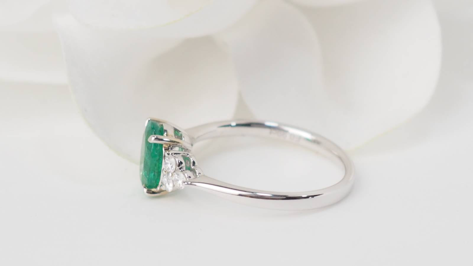 Bague en or blanc, émeraude ovale et diamants