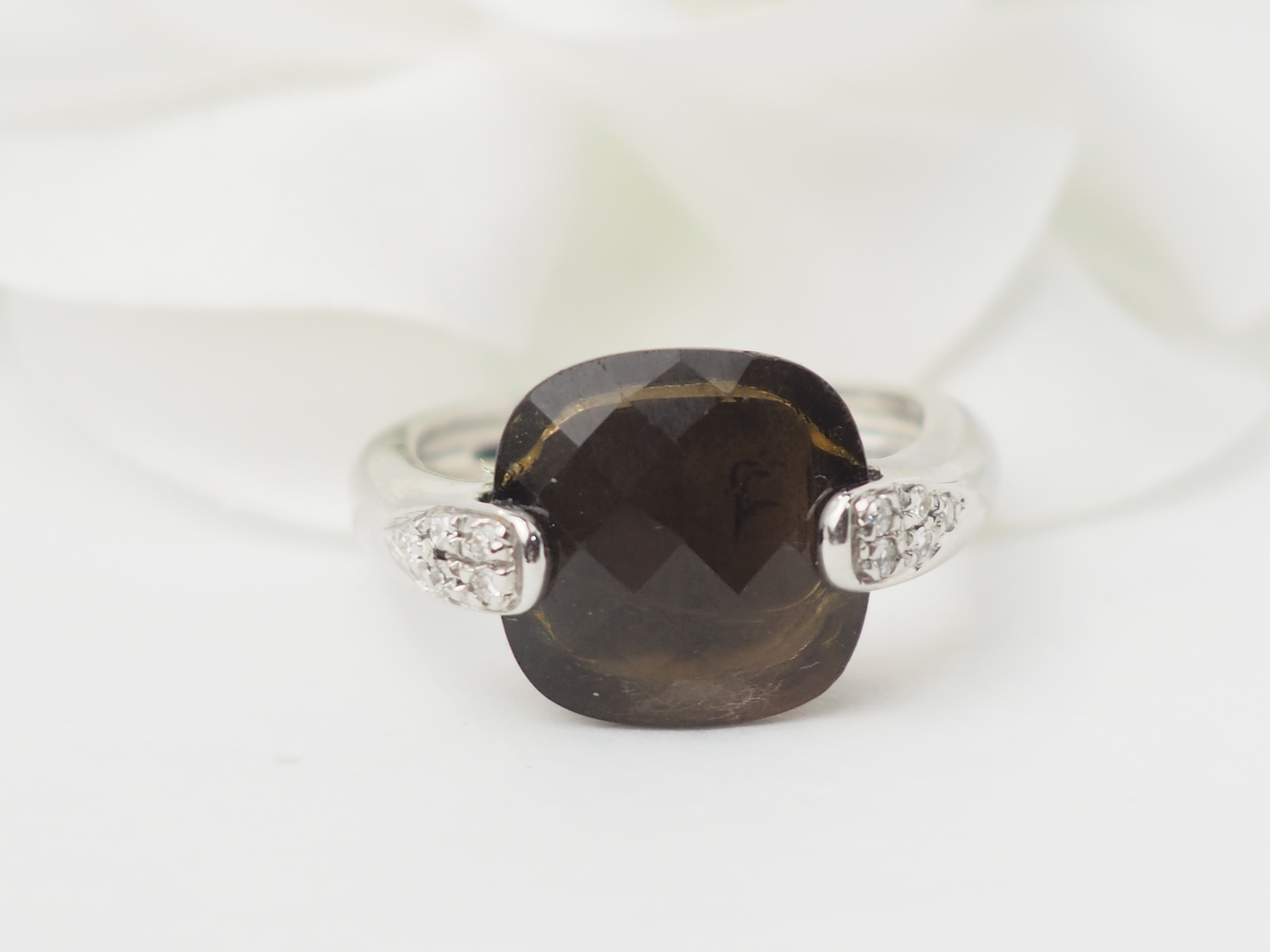 Bague en or blanc, quartz fumé et diamants