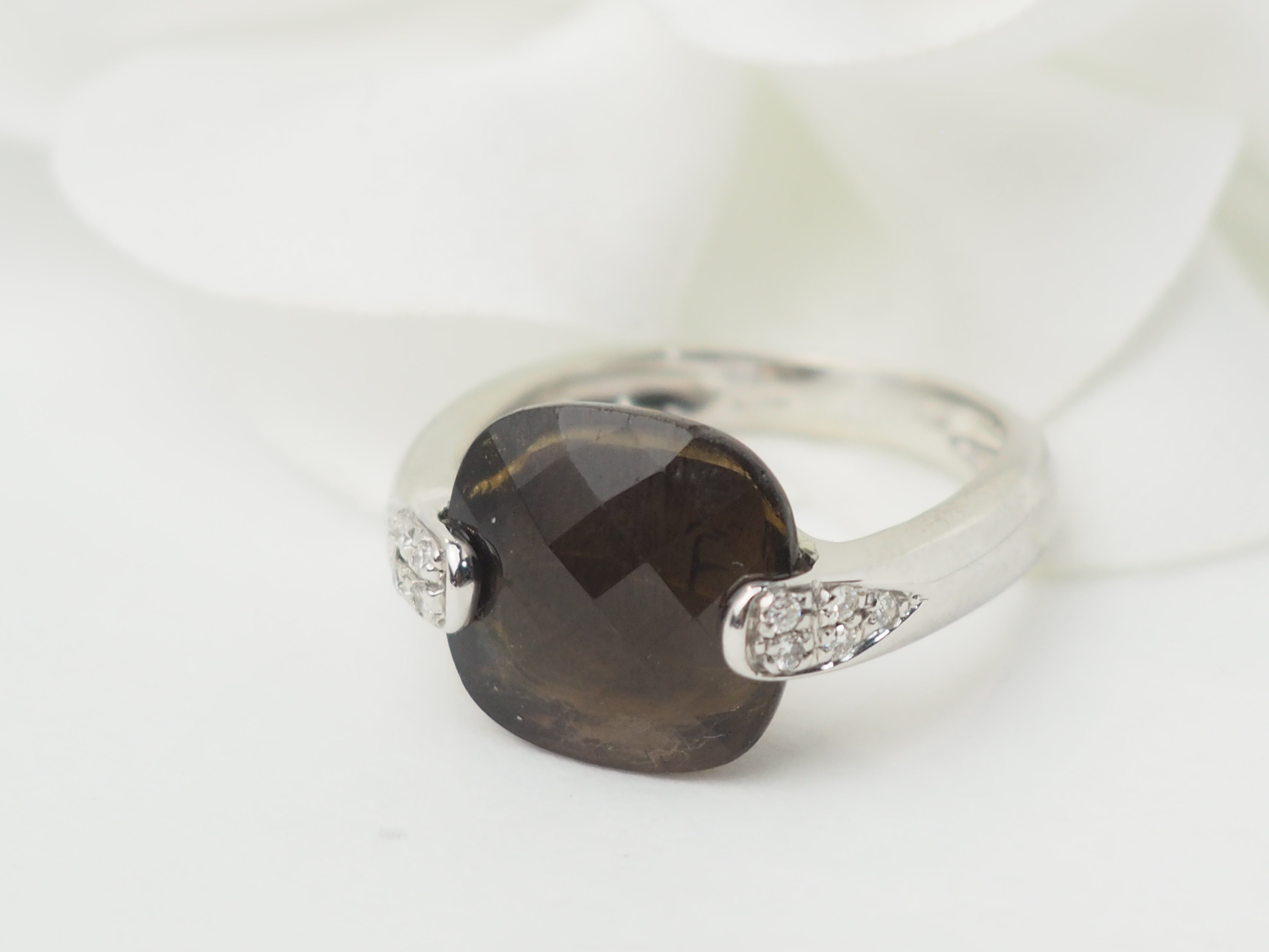 Bague en or blanc, quartz fumé et diamants