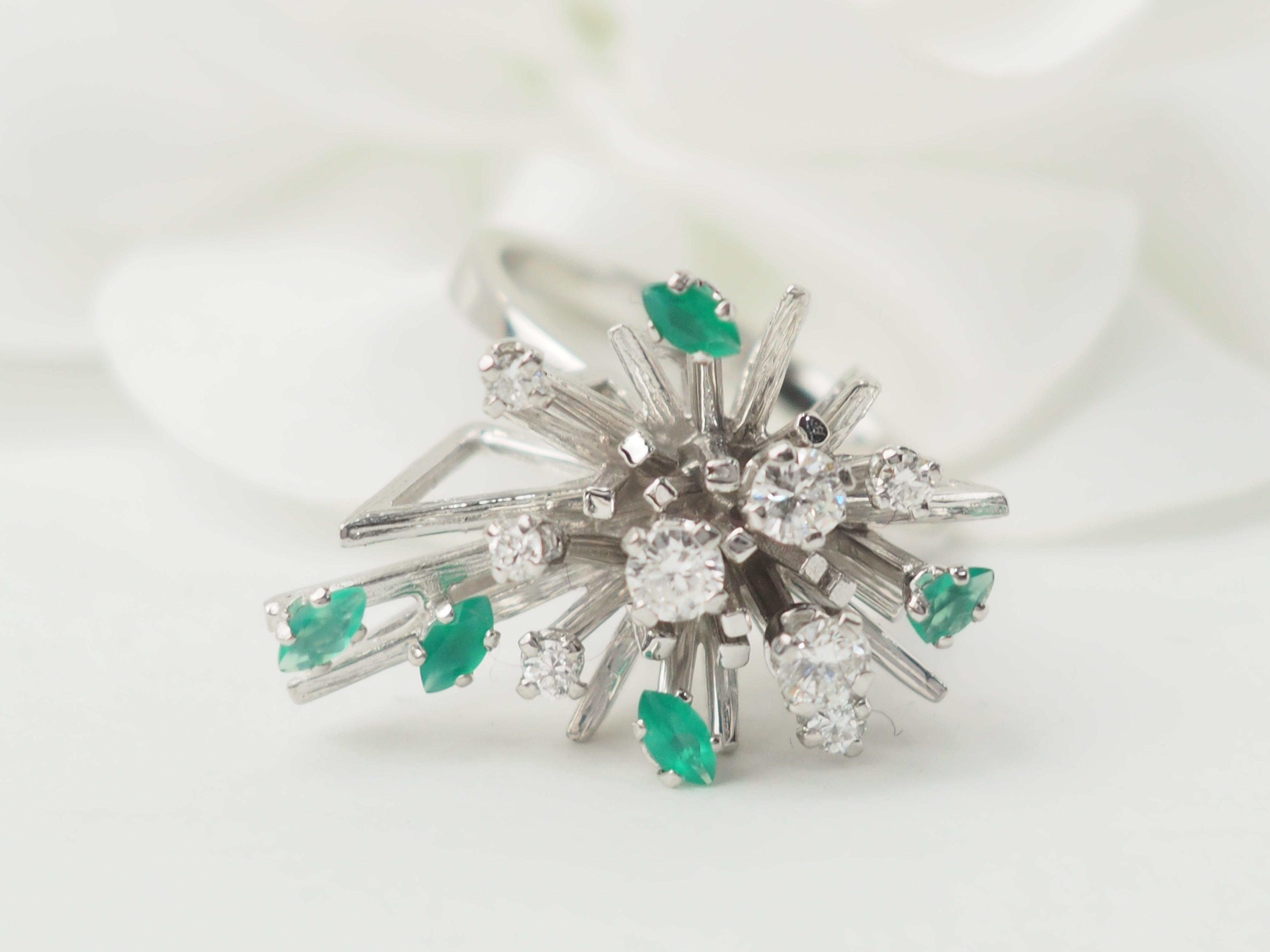 Bague en or blanc, émeraudes et diamants