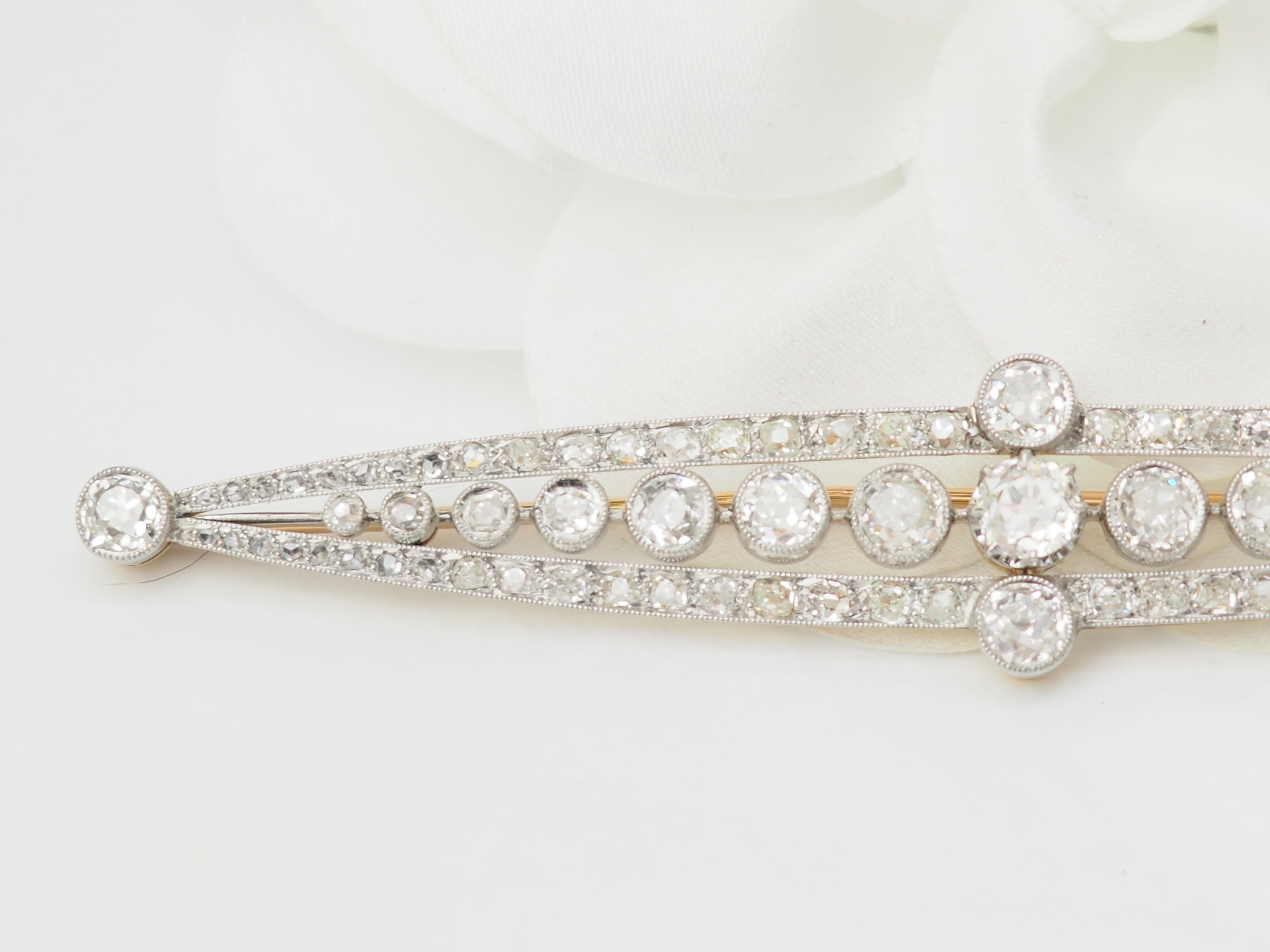 Importante broche Art Déco en or jaune platine et diamants