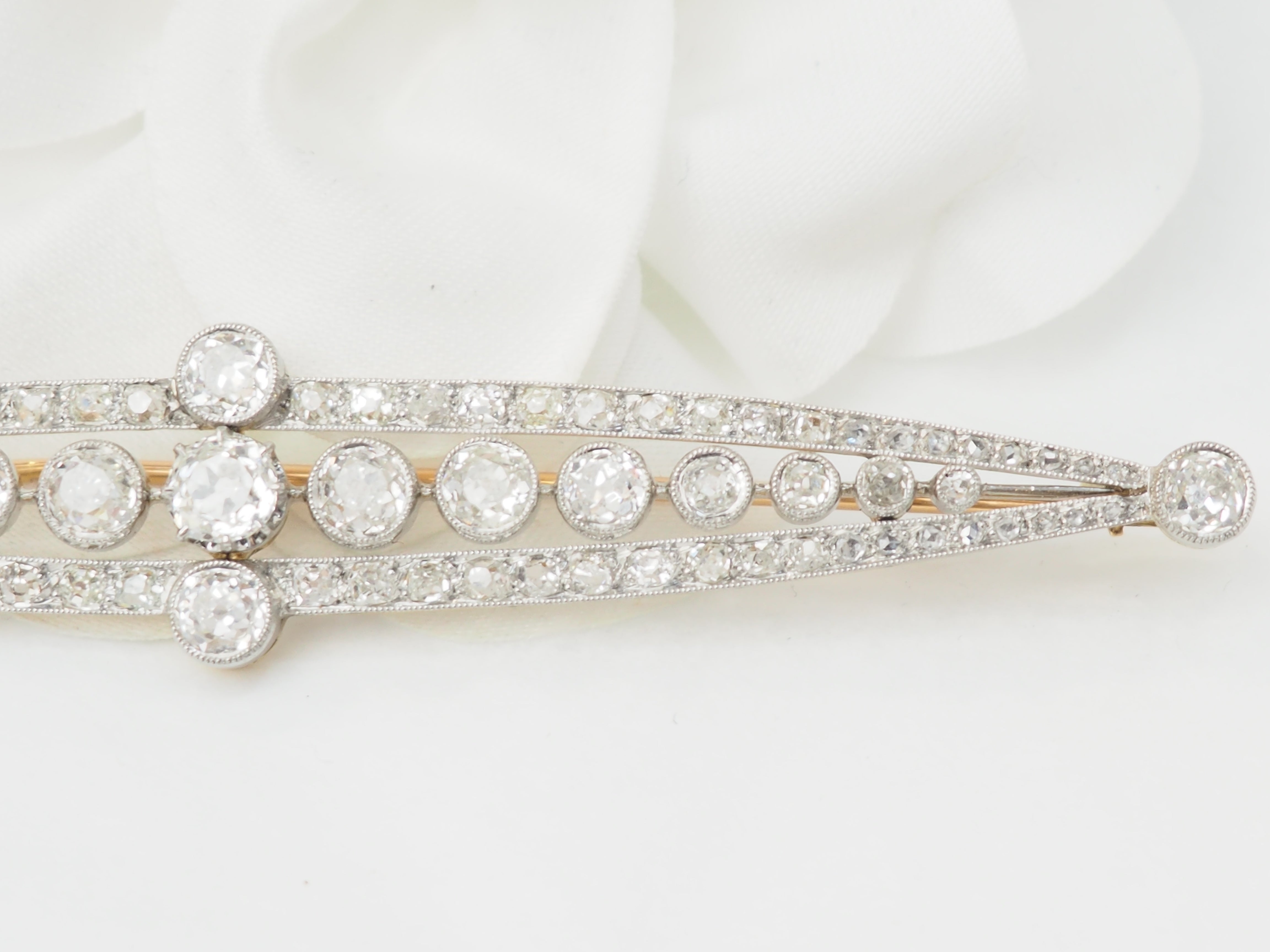 Importante broche Art Déco en or jaune platine et diamants