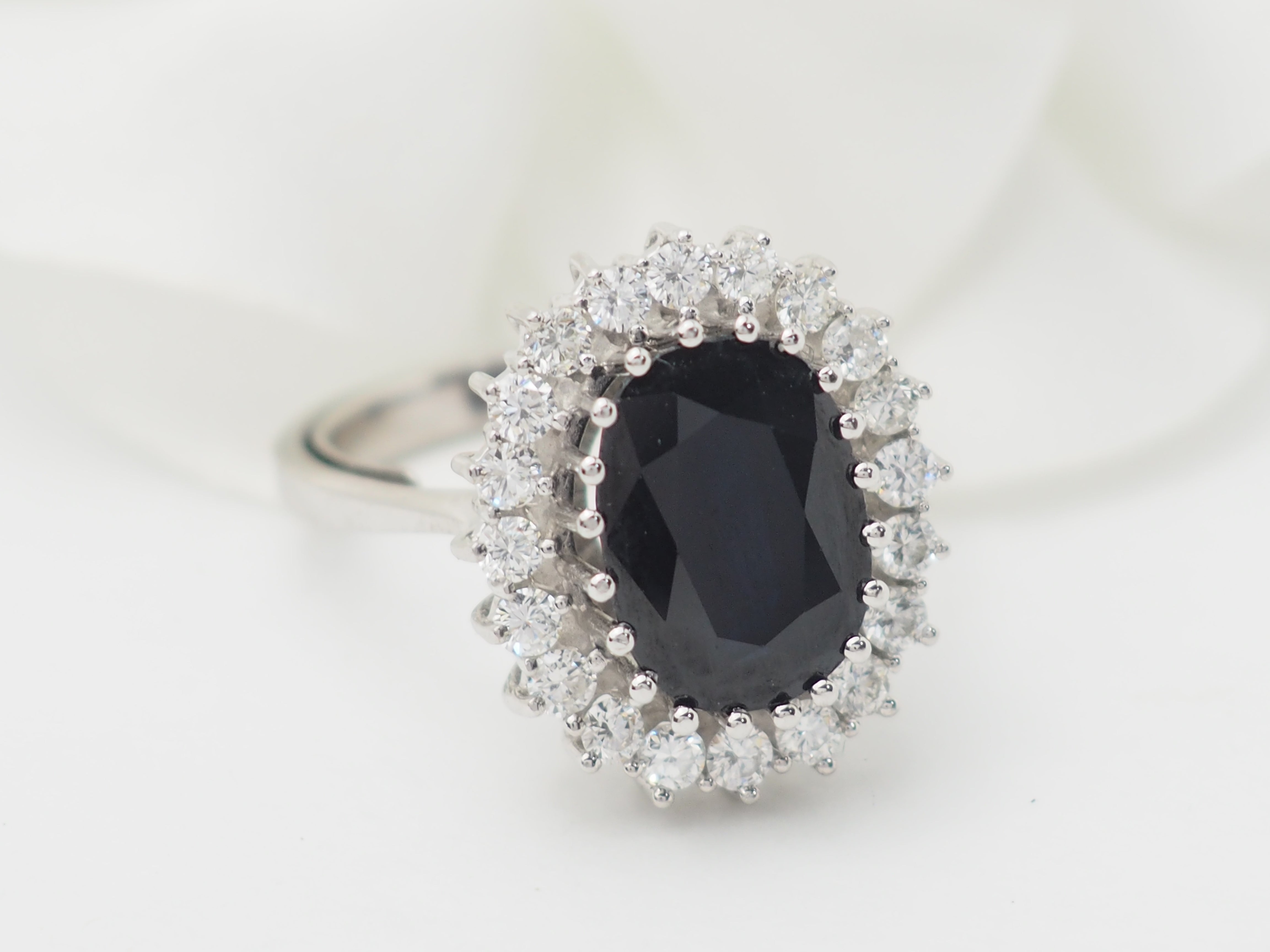 Bague entourage en or blanc, saphir ovale et diamants