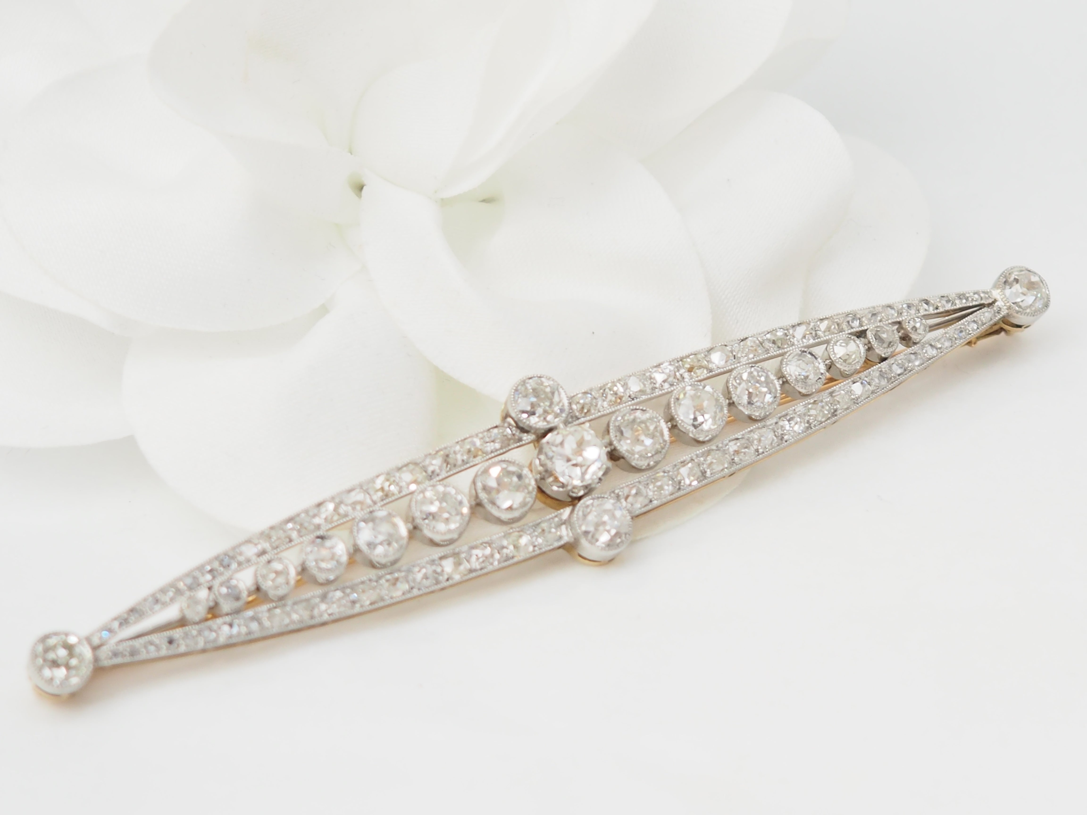 Importante broche Art Déco en or jaune platine et diamants