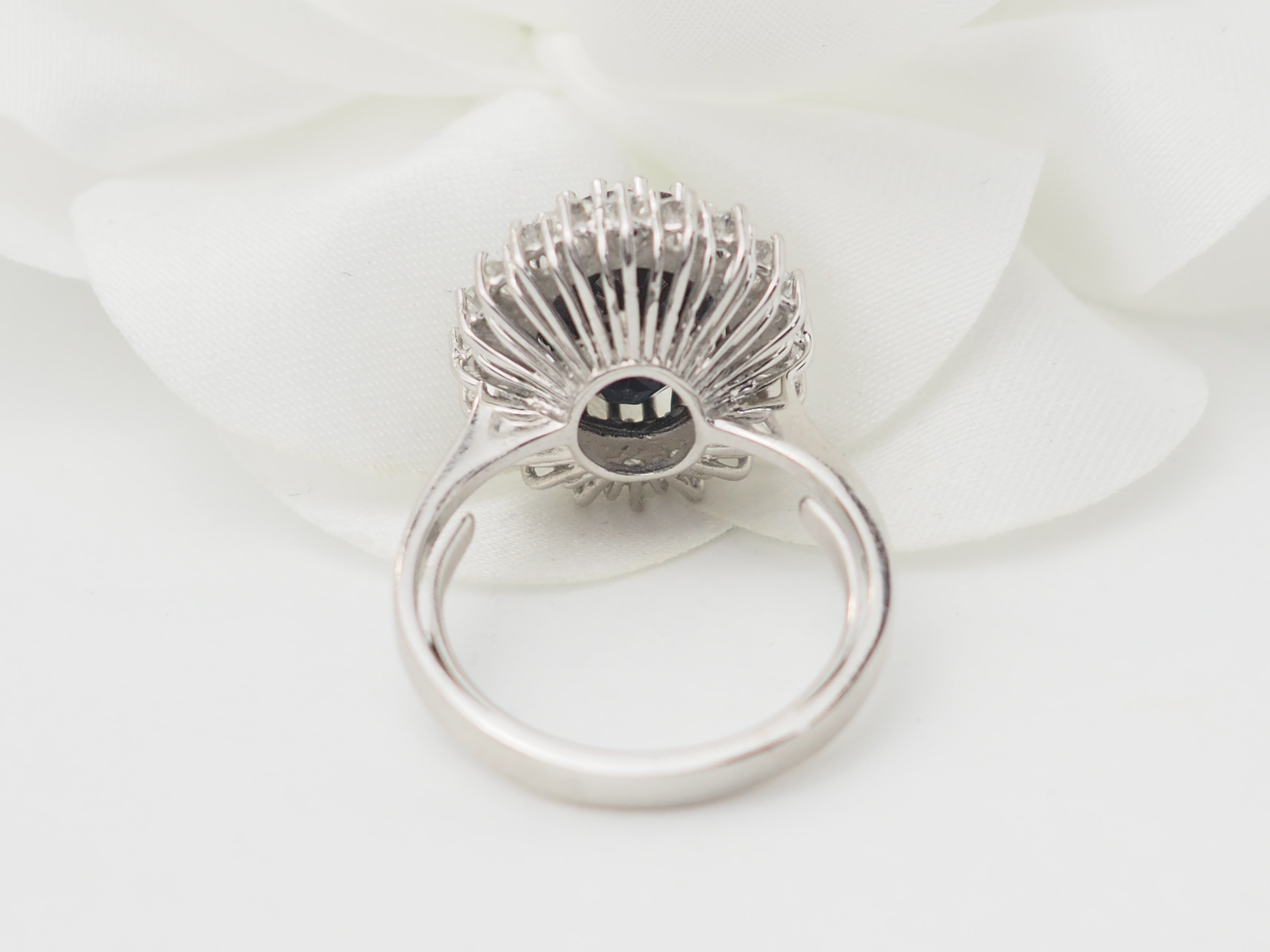 Bague entourage en or blanc, saphir ovale et diamants