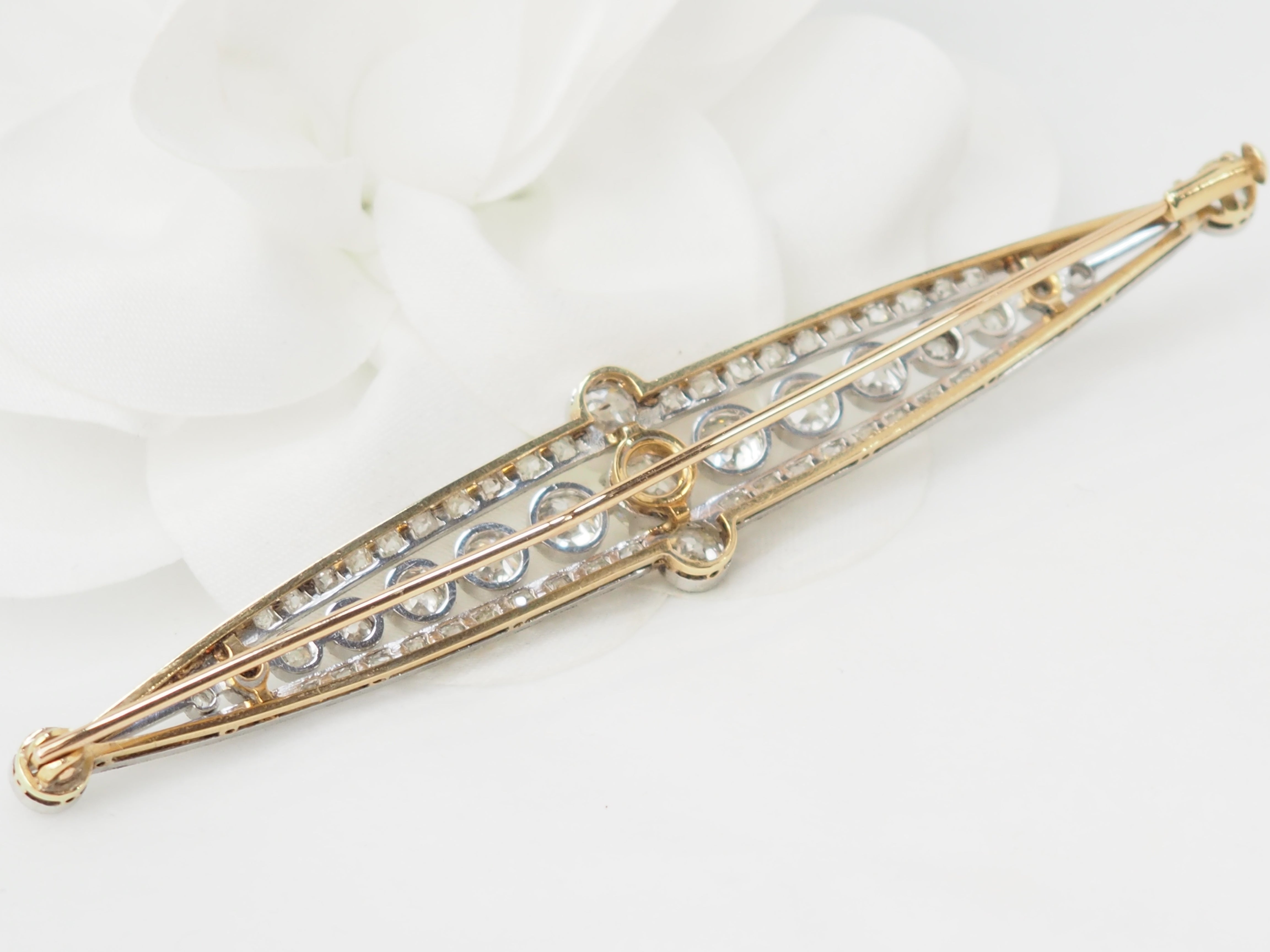 Importante broche Art Déco en or jaune platine et diamants