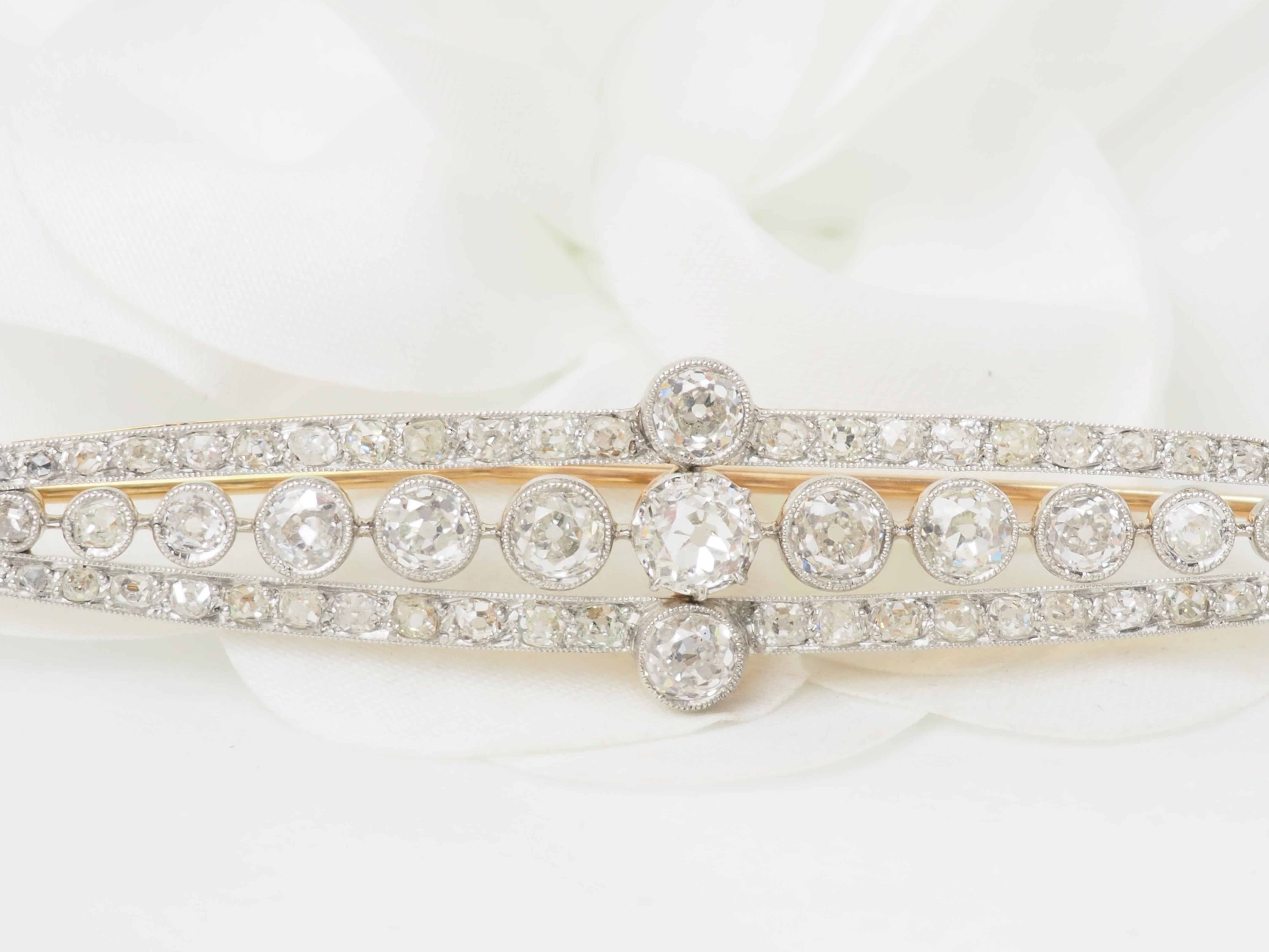 Importante broche Art Déco en or jaune platine et diamants