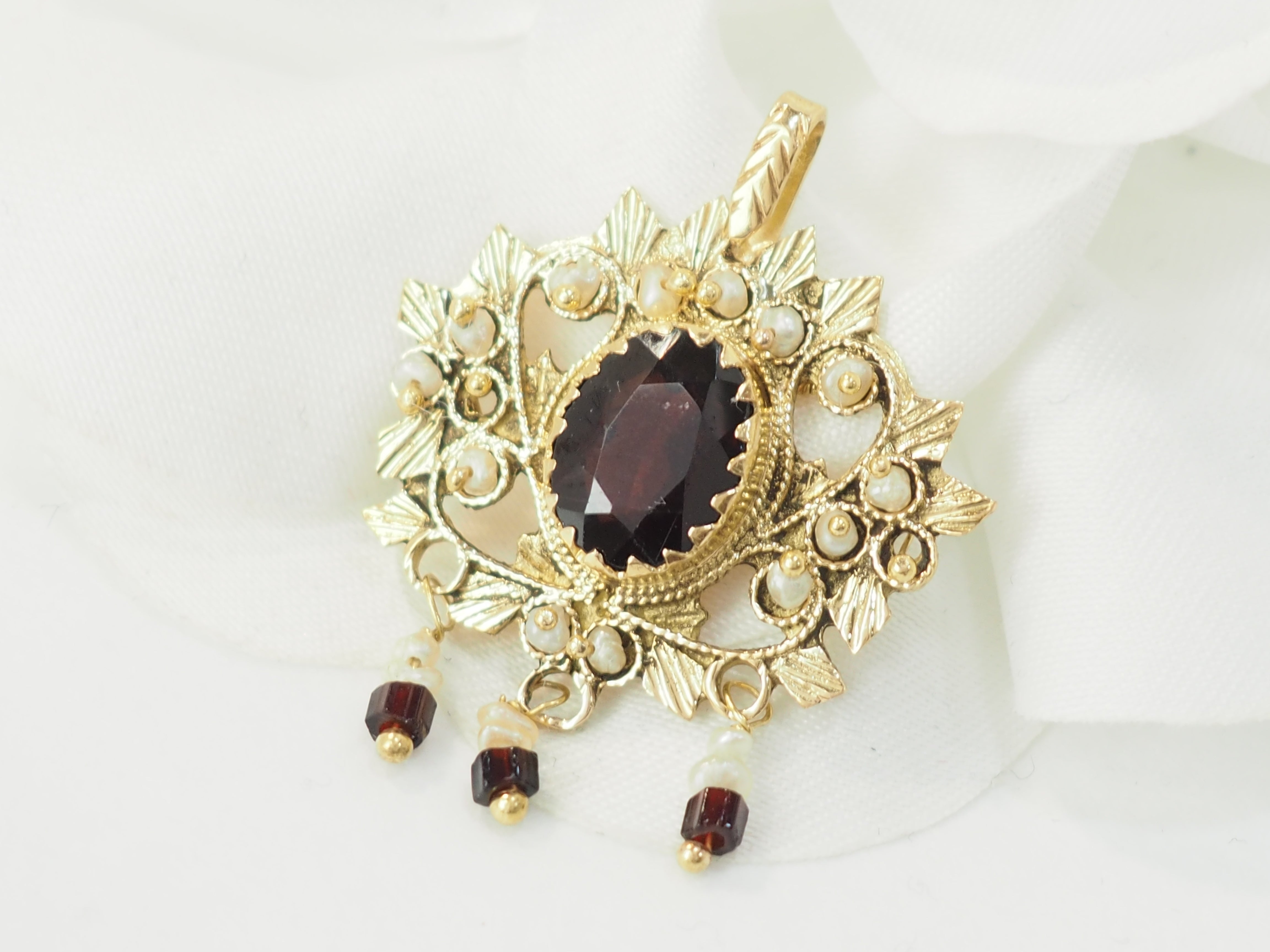 Pendentif en or jaune, grenat et perles fines