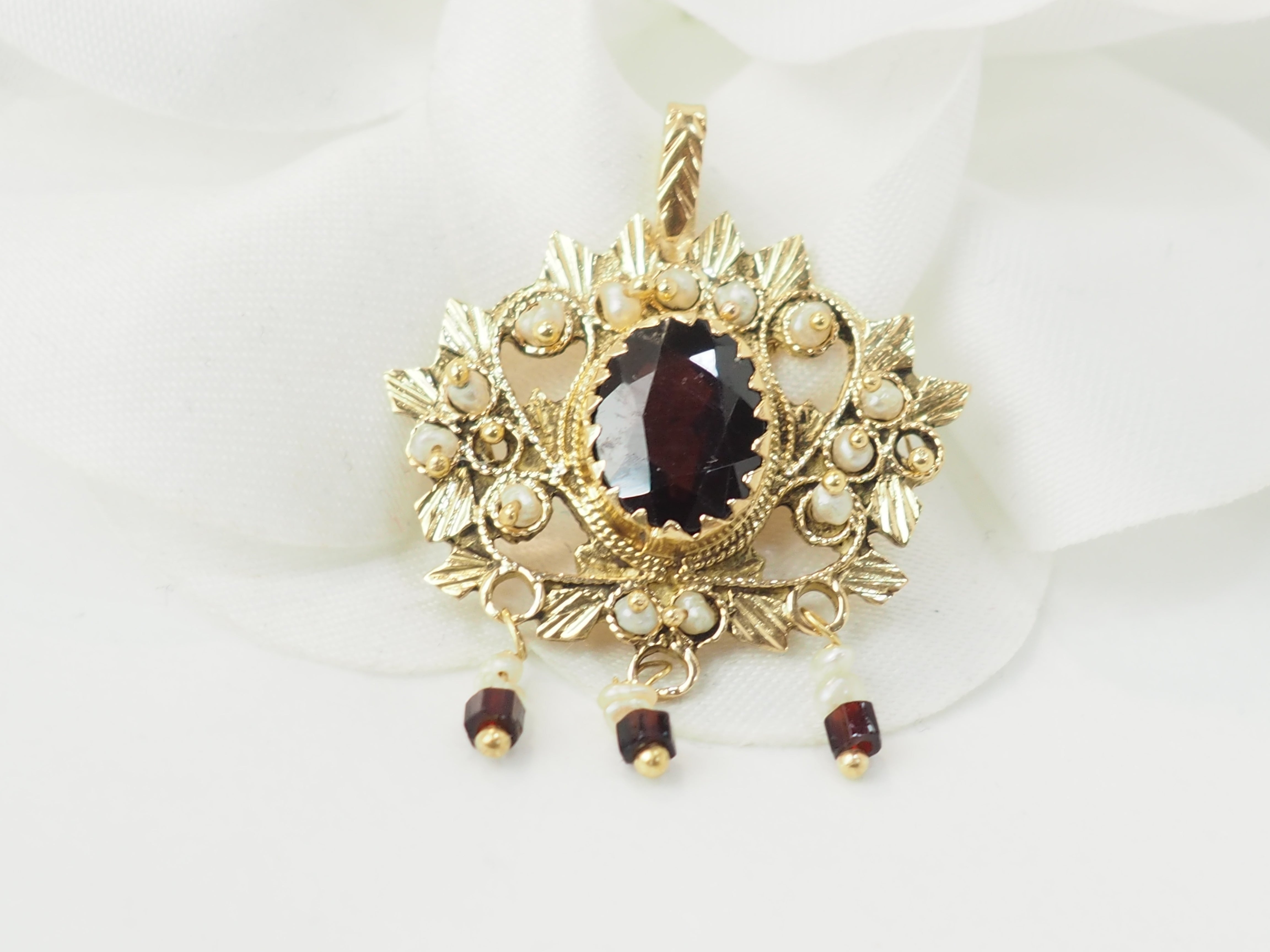 Pendentif en or jaune, grenat et perles fines