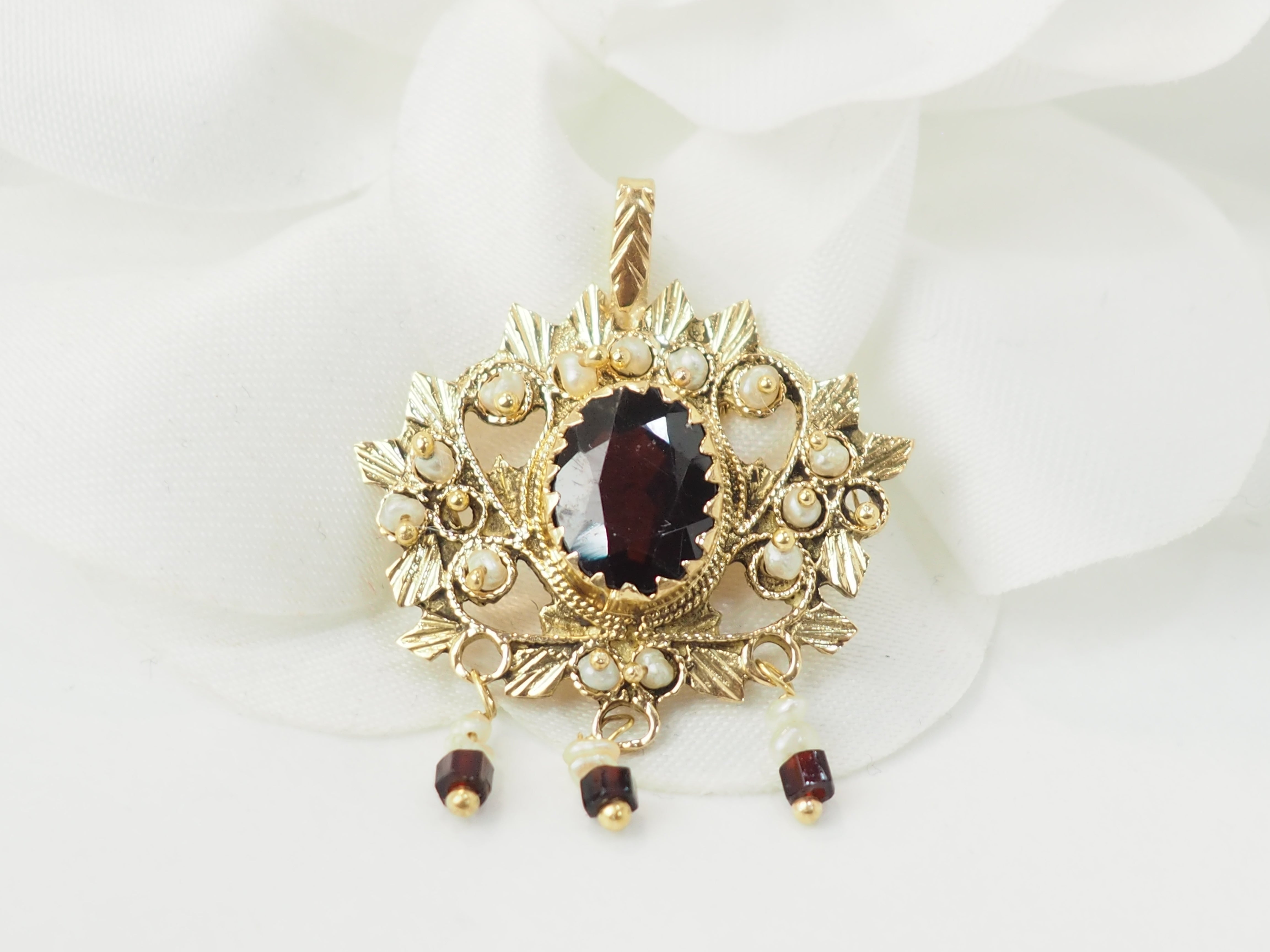 Pendentif en or jaune, grenat et perles fines
