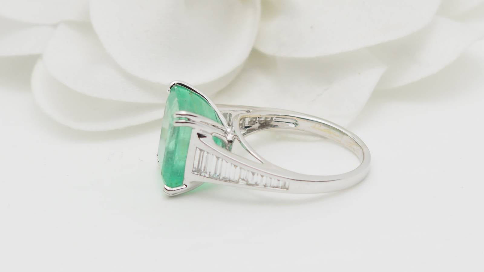 Bague en or blanc, Emeraude 7cts de Colombie et diamants