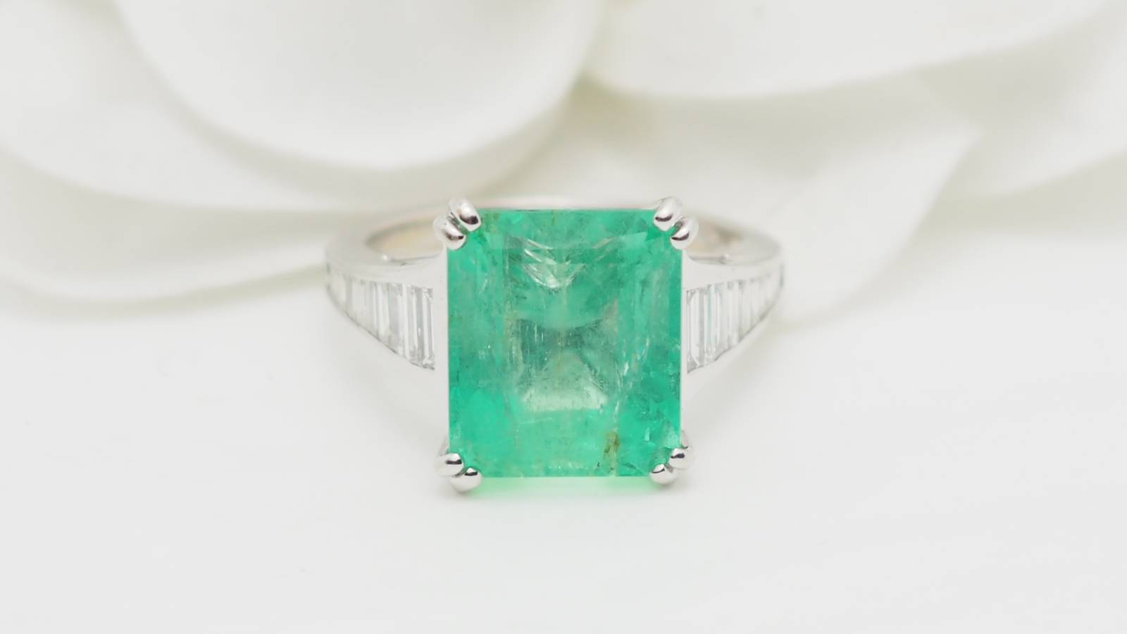 Bague en or blanc, Emeraude 7cts de Colombie et diamants