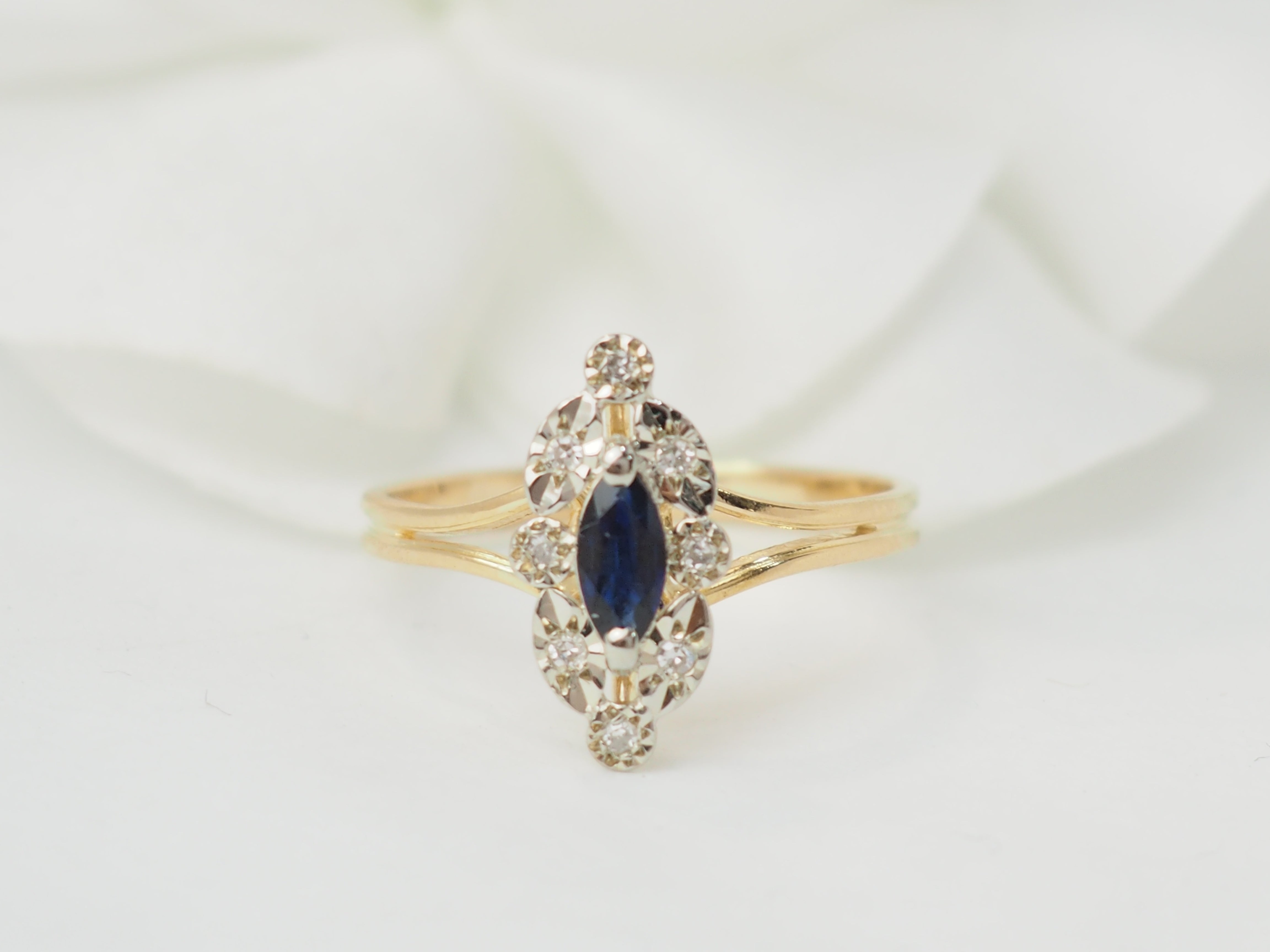 Bague marquise en or jaune, saphir et diamants