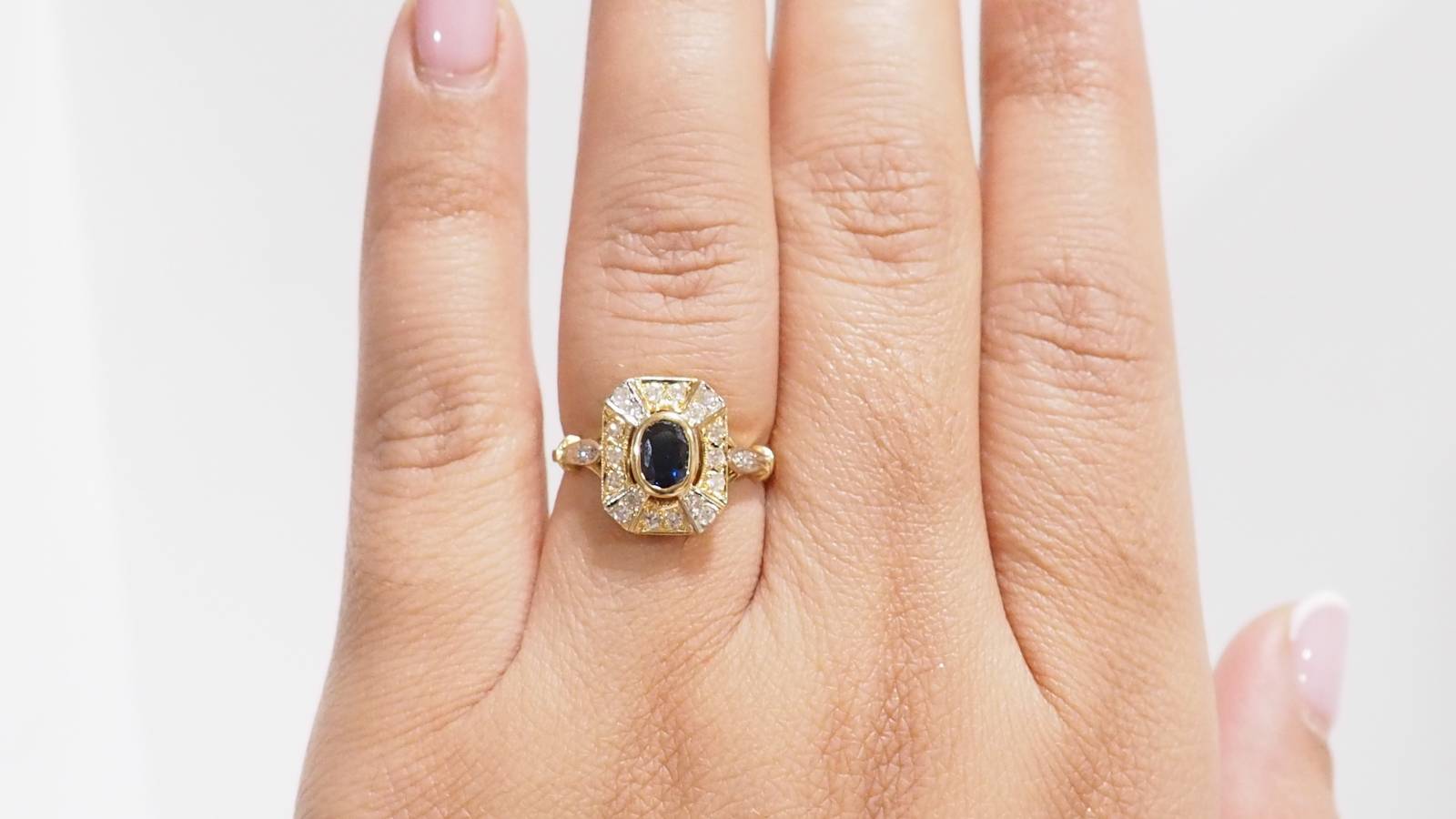 Bague vintage en or jaune, saphir et diamants ovale