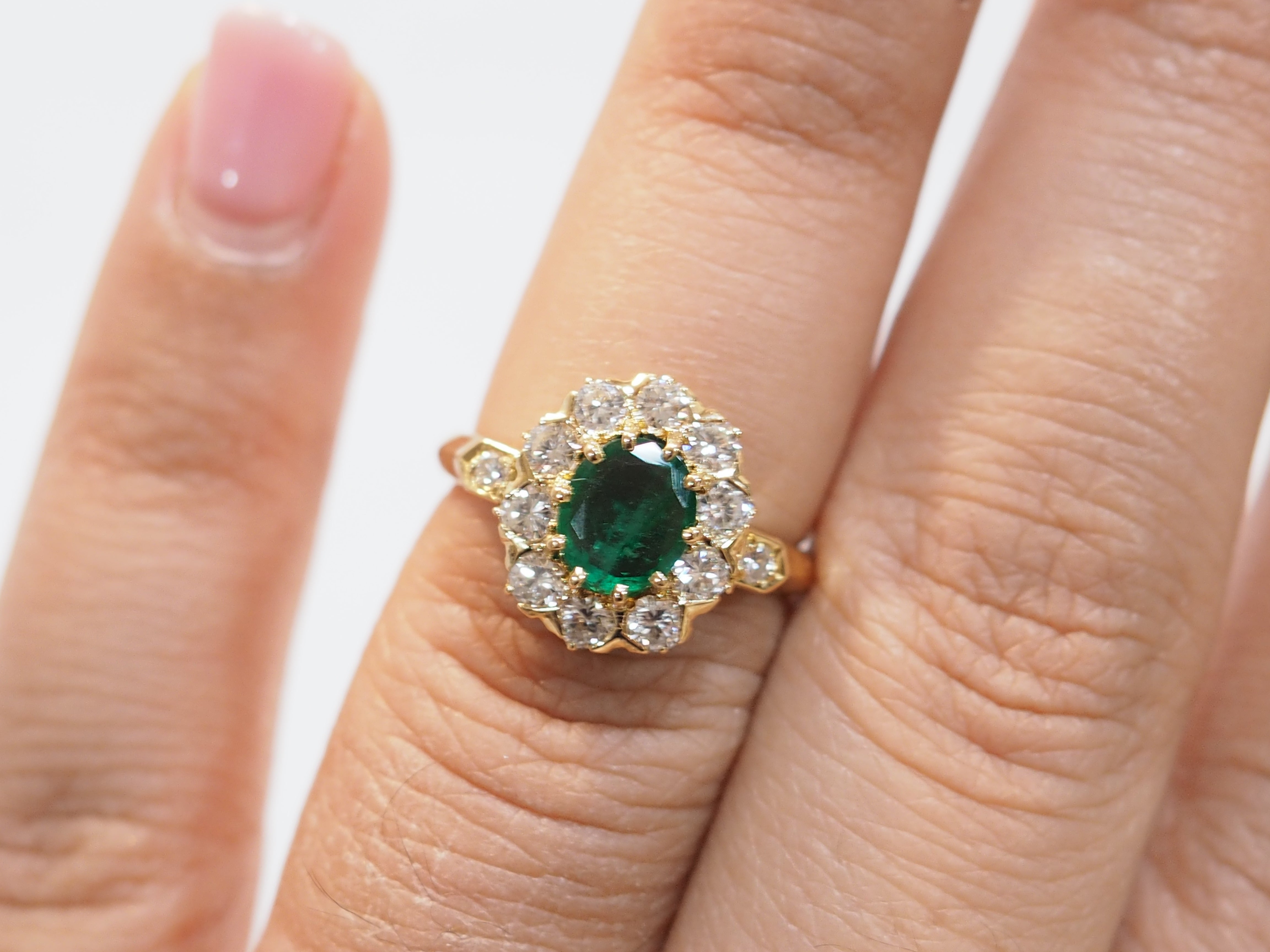 Bague marguerite en or jaune, emeraude et diamants