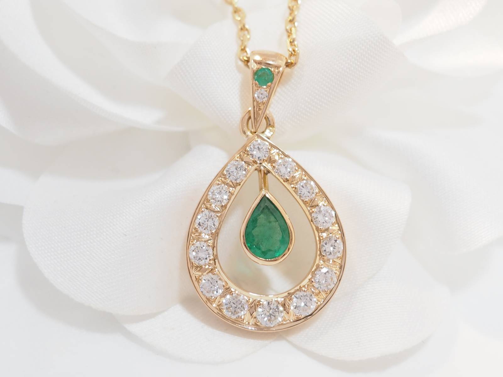 Collier pendentif en or jaune, émeraude et diamants