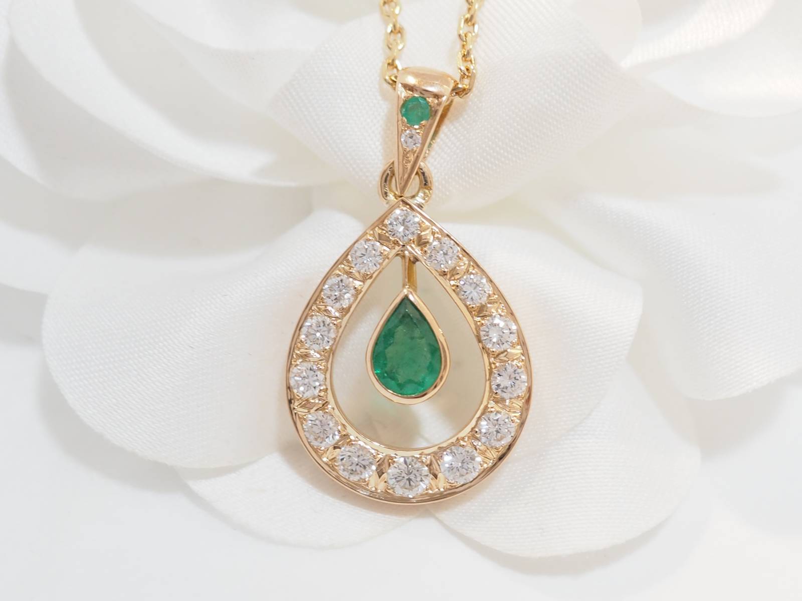 Collier pendentif en or jaune, émeraude et diamants