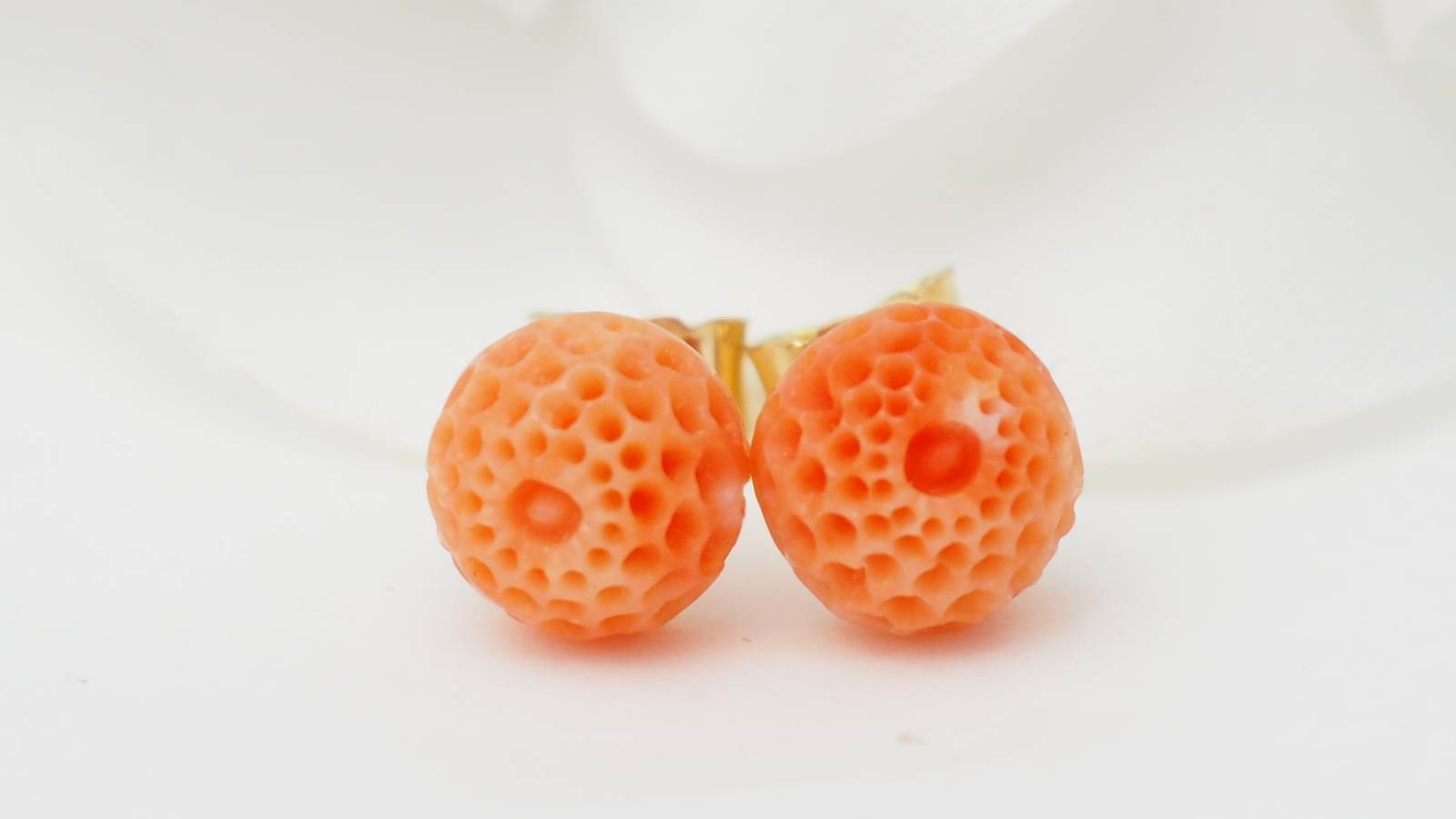 Boucles d'oreilles corail sculpté