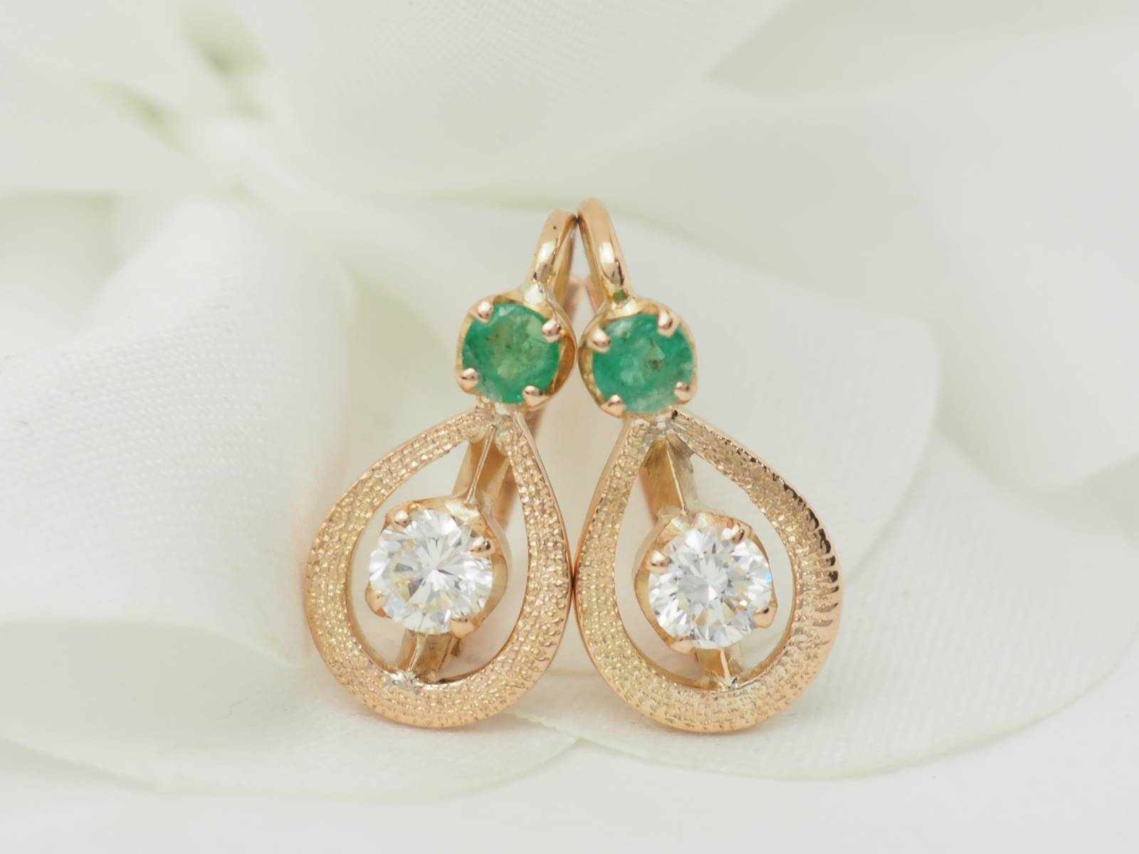 Boucles d'oreilles en or jaune, émeraudes et diamants